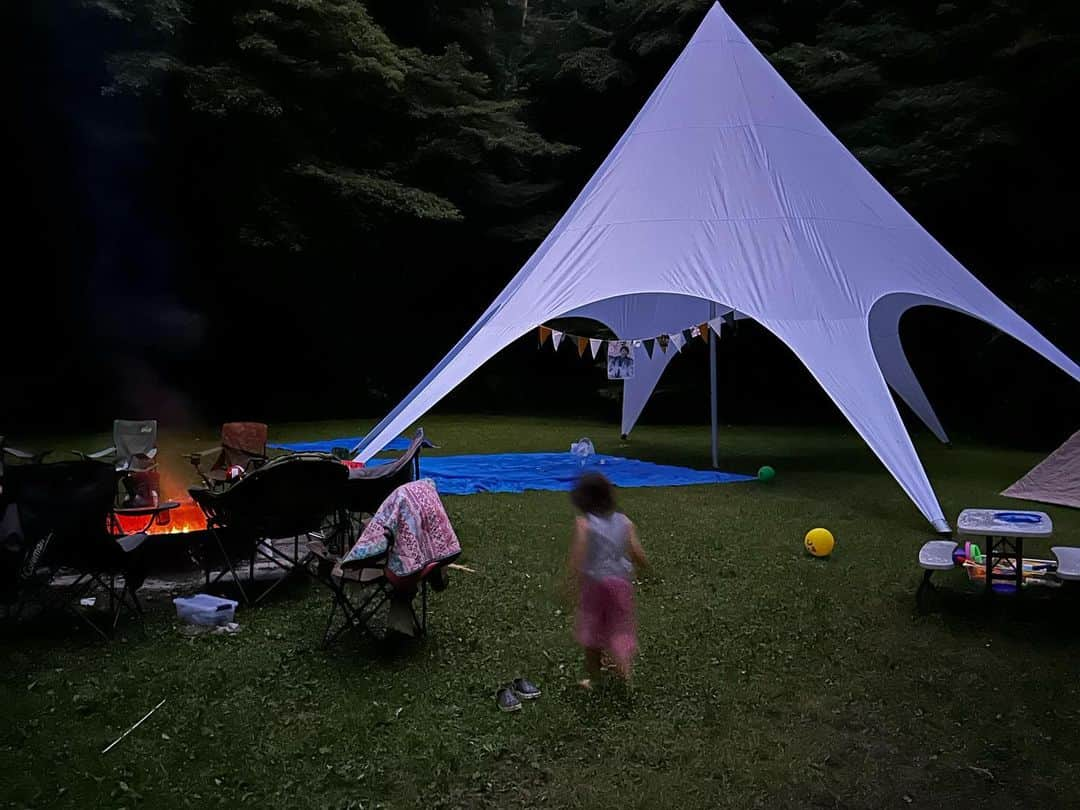 磯部映見さんのインスタグラム写真 - (磯部映見Instagram)「夏の始まりのハイライト。 懐かしいあのテントを建てて、長男の誕生会。息子が自分の意思で作った大好きなお友達、家族のような仲間、ばばとグランパに囲まれて幸せだね。 皆さん本当にありがとうございました❤️  司会担当(の予定だった)の次男も、兄の背中を見ながら、強いハートですくすくと育ってます  もうおむつも買わないし、親の時間も確保できるようになり、我が家の子育ても新たなフェーズを迎えました。二人が園児でいる最後の夏、楽しもうね☀️  Parenting is a constant learning experience, and these past 6 years have been filled with joy. We want to make the most of this summer, as it's the last one when both of them are in kindergarten.  お問い合わせいただいてた、長男誕生日は、お友達にアレンジしてもらった敷地で開催しました⛺️ レンタルやテントバースデーに関しては　@hanatombo までお問い合わせください💁‍♀️  もうかれこれ6年、このテントの下で幸せがたくさんうまれていて、ほんとに感慨深い。  For my eldest son's birthday, our dear friend arranged a special setup on a site where we used the tent from our wedding (a different size, of course). If you're interested in rentals or tent birthdays, please reach out to @hanatombo for more information.  #summerhighlights2023 #6歳と3歳  #誕生日会🎂」8月5日 21時33分 - aimee_isobe