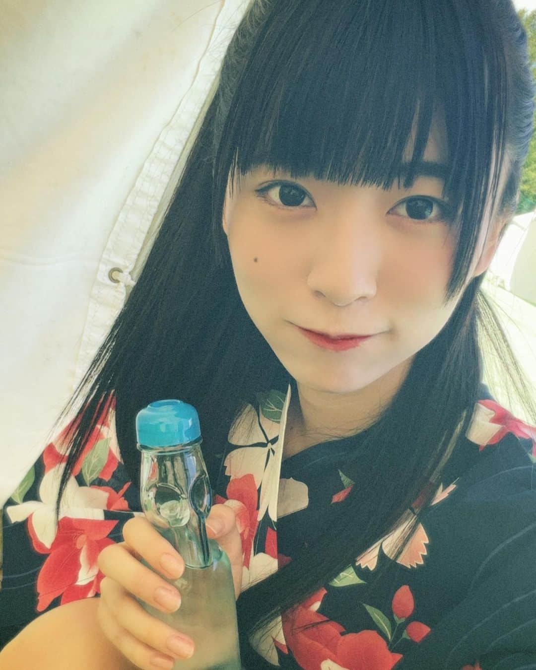 橋本美桜のインスタグラム：「ラムネ飲むと夏だな〜ってなる⁡ ⁡ ⁡ #アイドル #IDOL #偶像 #パッツン前髪 #ロングヘア  #黒髪 #黒髪ロング #黒髪ストレート #ストレートヘア #ナチュラルメイク #夏 #甚平 #和装  #フィルムカメラ  #ラムネ  #ootd」