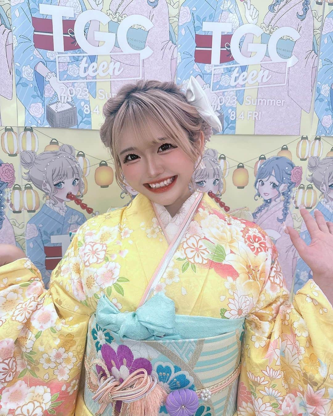 雨宮みるきさんのインスタグラム写真 - (雨宮みるきInstagram)「TGCteenありがとうございました🥰  大好きなスタジオアリスさんのステージで、1番の目標であり1番の夢だった、 「お姉ちゃんとランウェイを一緒に歩く」っていう、ウチらの念願の夢がやっと叶った 人生で一生忘れられない日でした😭  この夢が叶ったのは皆さんのお陰です😭 沢山の声援のお陰でとても楽しく歩くことが出来ました😊 雨宮姉妹のスタジオアリスさんのCMが流れてからの雨宮姉妹がトップバッターに登場はもう嬉しすぎて感動すぎて涙出ます😭 本当にありがとうございました🥲🥲  TGCteenに来てくださった方、tiktokライブで見てくれた方、TGCteenの関係者さん達、本当にありがとうございました！！  またよろしくお願い致します♡  #スタジオアリス #ふりホ #TGCteen #みんなで作るtgcteen  #雨宮みるき」8月5日 21時47分 - __milky_berry__