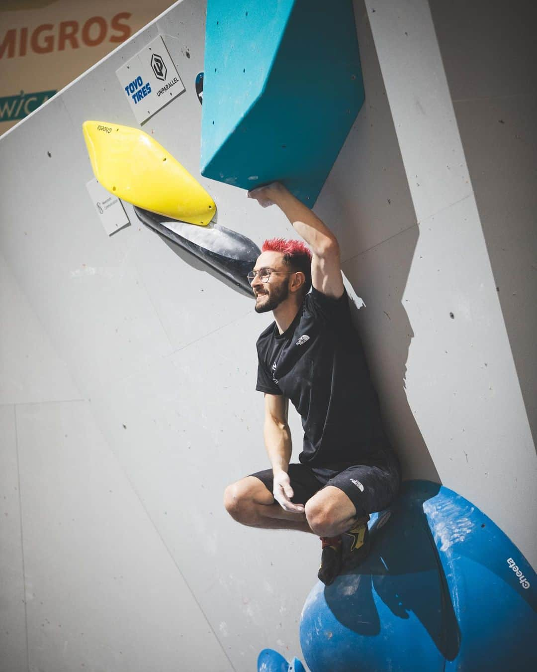 Manu Cornuのインスタグラム：「15eme a l’issue de la demie finale hier aux championnats du monde.   Je suis content d’avoir retrouvé du niveau, de l’envie, de la Grinta et d’être de retour sur les tapis avec cet état d’esprit, mais c’est dur de passer à côté de cette finale qui était à portée de bras.   Ce zip au dernier mouv de la dalle (video 5) me fait perdre 9 places et m’éjecte de la finale. J’ai manqué de relâchement dans celui là.   Les chances de me voir aligné sur le combiné dans quelques jours sont microscopiques, il faut que le scénario soit ultra favorable, ou je devrai attendre qu’un de nos français prenne son ticket pour les jeux avant d’avoir une nouvelle chance.   Les nouveaux boss de fin sont français: @lesfreresmawemofficiel, Champion du monde et @mejdi_schalck Vice champion du monde, cette équipe est incroyable 😍🇫🇷  Merci pour votre soutien.  📸 @signarthur_ / @samm_pratt / @vladek_zumr   #berntoclimb」