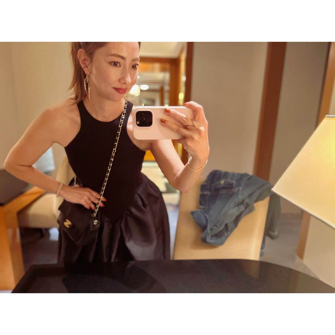 栗原佐知子さんのインスタグラム写真 - (栗原佐知子Instagram)「✴︎ この3週間… なかなか痺れるハードスケジュールだったのだけど… 会う人会う人にお肌褒められた🥺✨ . 簡単に秘密を明かしちゃうと…😆㊙️ @ekato.jp のプレシャスジェルパックを 贅沢5日連続使用したから✨✨✨✨ . 初めて使う方には、 医療の現場で肌の再生医療、傷痕治療にも使われる「炭酸ガス（CO2）」の肌代謝のメカニズムを取り入れて、肌本来が持つ治癒力を高めていくベースを作るために、 まず7日間連続使用をオススメしています😌✨ そのあとは、週1、2回でOK🙆‍♀️ . 私も、そのペースで続けていますが、 大事なイベントがある時や、ここぞ！という時は 3〜5日間くらい連続で使うことが私の肌の安定剤💞 . 肌荒れしてしまった時や肌が揺らいでいる時、 ニキビができてしまった時は使用を控えた方が良いですか？と聞かれることも多いのですが… そんな時こそ、ぜひ使っていただきたいのが  @ekato.jp の炭酸ガスパックなんです💁‍♀️ . 使い続けることで 確実に肌力が上がったことを実感しています😌☝️ . . コーディネートの話だったんだけど… ま、いっか🤭笑 . . #outfit #fashion #ootd #coordinate #instafashion  #beauty #skincare #cosmetics #cosme #EKATO #instabeauty #ビューティー #マスク #美容 #炭酸ガスパック #炭酸パック #炭酸美容 #エカト #コーディネート #コーデ #今日のコーデ #ファッション #夏コーデ」8月5日 21時40分 - sachiko__kurihara