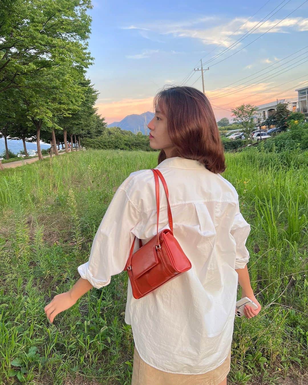 イ・ハウンのインスタグラム：「같은 결의 사람들과 맘껏 생각을 나눌 때, 그것만큼 맘편한 순간이 없지 히히🪽」