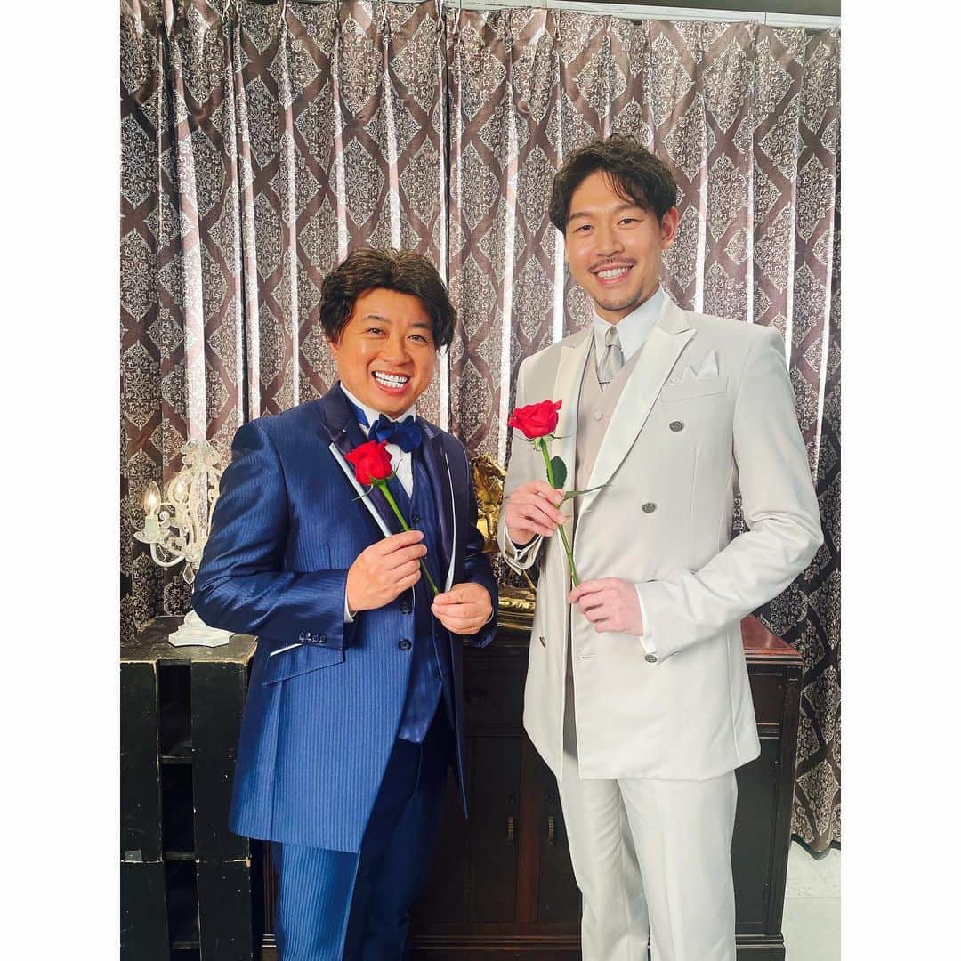 長谷川惠一のインスタグラム：「フジテレビ『新しいカギ』にて地上波デビューしました🌹  バチェ男さんに“緊張してる？”と聞いときながら、実は自分がいちばん緊張してました😂  でも、めちゃめちゃ楽しかったです🎵  ずっと観てた番組だったので、生のバチェ男さんにお会いして、“うわ〜本物だ🥺”ってなりました。  もうどっちが本物かわからなかったです🤣笑  歌も歌わせてもらって、面白い歌のはずなのに、顔が真剣すぎた🥶歌うのに必死🫠  お土産にスー歯ーボールもらっちゃいました😚🦷  人生初のテレビ出演で、憧れていたコントをやらせていただいて光栄でした🥹  ありがとうございました🙇‍♂️  機会があればまた出演させていただきたいです🫣  見逃した方はTVerで💁‍♂️  #新しいカギ #バチェ田バチェ男 #バチェラー #バチェラー5」