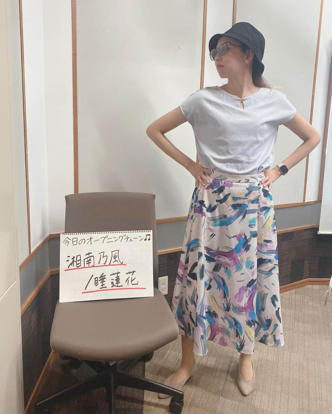 丸井汐里さんのインスタグラム写真 - (丸井汐里Instagram)「✴︎ Date fm Sendaian Hot Music 今週もありがとうございました😃 ✴︎ 昨日のオープニングチューンは湘南乃風の睡蓮花をお届けしました♫ ✴︎ 先週金曜に開催されたRAD DAY 2.5のHAN-KUNさんのステージ👳 ✴︎ ソロ楽曲でもみんなピョンピョン飛び跳ね、「音を楽しむと書いてー？」「おんがーく！！📣」を始めとするコール＆レスポンスで生まれた一体感を維持したまま、最後に普段ソロではやらないというこの曲が炸裂したわけです！！ ✴︎ もちろんみんなタオル回してました👍 ✴︎ C&Kのお2人も、ダンサーを含めたステージでとても華やかなステージ✨ ✴︎ MCで笑わせてアゲアゲの曲で一気に会場の空気をものにしたかと思ったら、バラードで心を射抜いてくるという！！ ✴︎ 2組ともライブを見たのは初めてでしたが、この一期一会の出会いで完全に心掴まれました😆 ✴︎ 2枚目の写真はC&Kのアー写をオマージュしたんですが……スタッフ曰く、ただのバカンス中の1枚らしいです笑 ✴︎ サングラス🕶️も帽子👒も、カッコよく決まるかどうかはかける・かぶる人次第なんだと痛感しました苦笑 ✴︎ ✴︎ ✴︎ そして、今週のNo.1はNovel CoreとTHE WILL RABBITSの新曲でした🥇🎉 ✴︎ Novel Coreさんはもう、貫禄すら感じるステージで、ダンスなど新たなチャレンジもステージに反映させていたのが新鮮でした！ ✴︎ ステージ下に降りてフロアの真ん中まで来て歌って下さったのもテンション上がりました⤴️ ✴︎ 大充実のイベントでした♪ ✴︎ ✴︎ ✴︎ 12時台のHOT GUESTは2度目の登場！ ✴︎ Sendaianファミリーのざきのすけ。さんがリモート生出演でした😃 @zakinosuke0416  ✴︎ ざきのすけ。さんの夏の憧れのシチュエーションが描かれた、配信中の新曲『ヒートアイランド』🏝️ ✴︎ 今回も映像が思い浮かぶような、ストーリー性のある歌詞の表現になっています✨ ✴︎ ざきのすけ。さんのラップも聞き応え抜群！ ✴︎ また新たな一面が見られたのではないでしょうか。 ✴︎ 多ジャンルのアーティストの影響を受けているということですが、辿った結果スチャダラパーにまで辿り着いていたというのにビックリ👀 ✴︎ サブスクなどでいろんな楽曲を自由に聞くことができる時代だからこそだなぁと改めて感じました。 ✴︎ MVも公開中！要チェックです💡 ✴︎ ✴︎ ✴︎ チャートはDate fmの公式X(旧ツイッター・慣れない😂)にポストしています！ ✴︎ 聞き逃した方はradikoのタイムフリー機能でぜひぜひチェックをー😆 ✴︎ ✴︎ ✴︎ #アナウンサー#フリーアナウンサー#ラジオパーソナリティ#ラジオDJ#丸井汐里#datefm#SendaianHotMusic#RADDAY#湘南乃風#HANKUN#candk#NovelCore#ざきのすけ」8月5日 21時45分 - shiorimarui