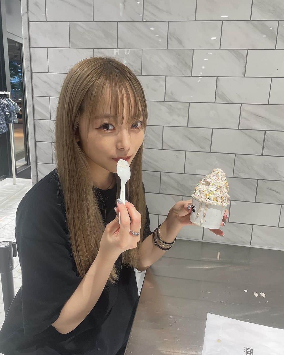 宇井優良梨のインスタグラム：「あいすおいしかた🍦」