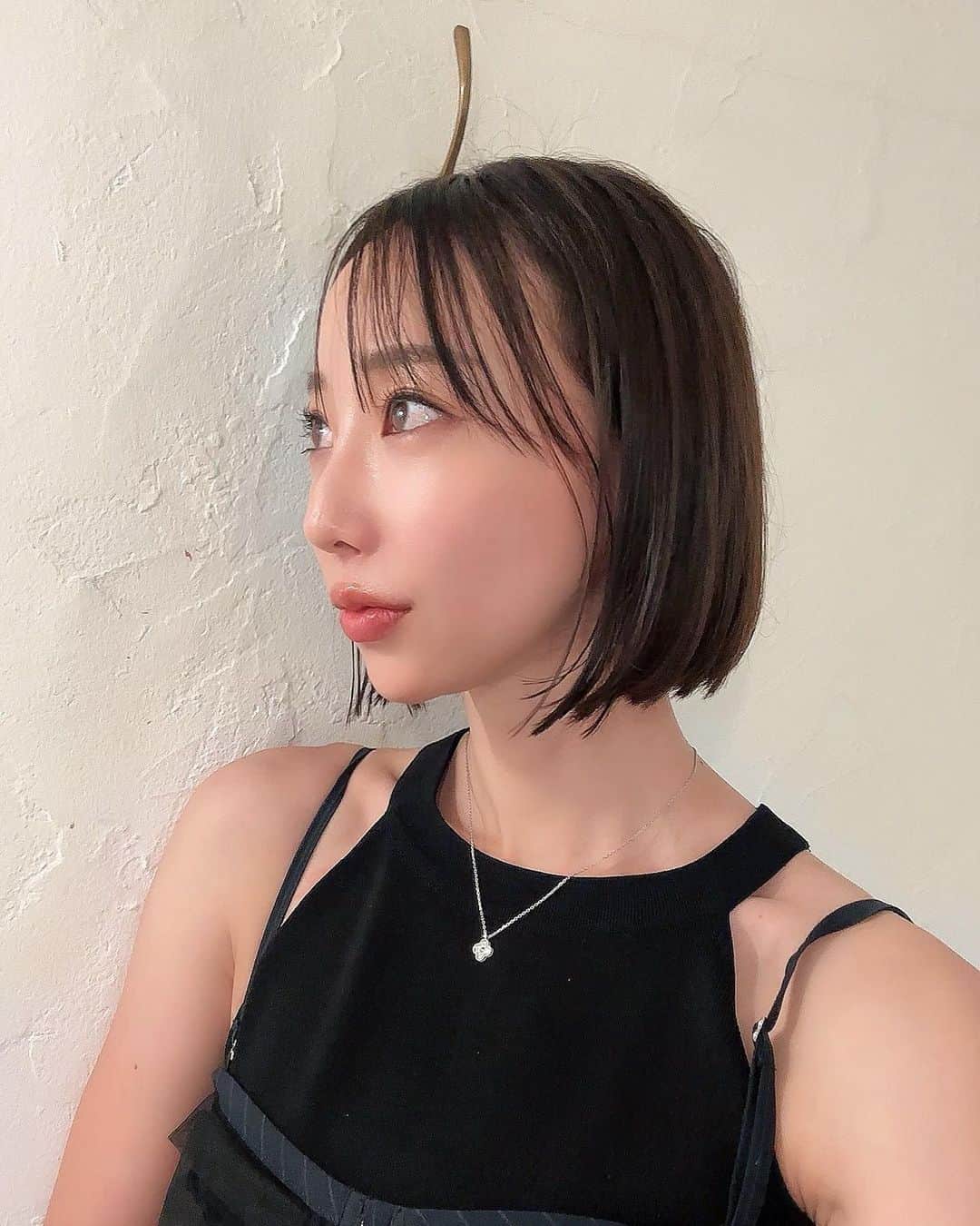 秋倉諒子のインスタグラム：「バッサリしました✌️ 西岡いつもありがとう✂️☺️ @sk1n1  @kakimotoarms_aoyama_official」