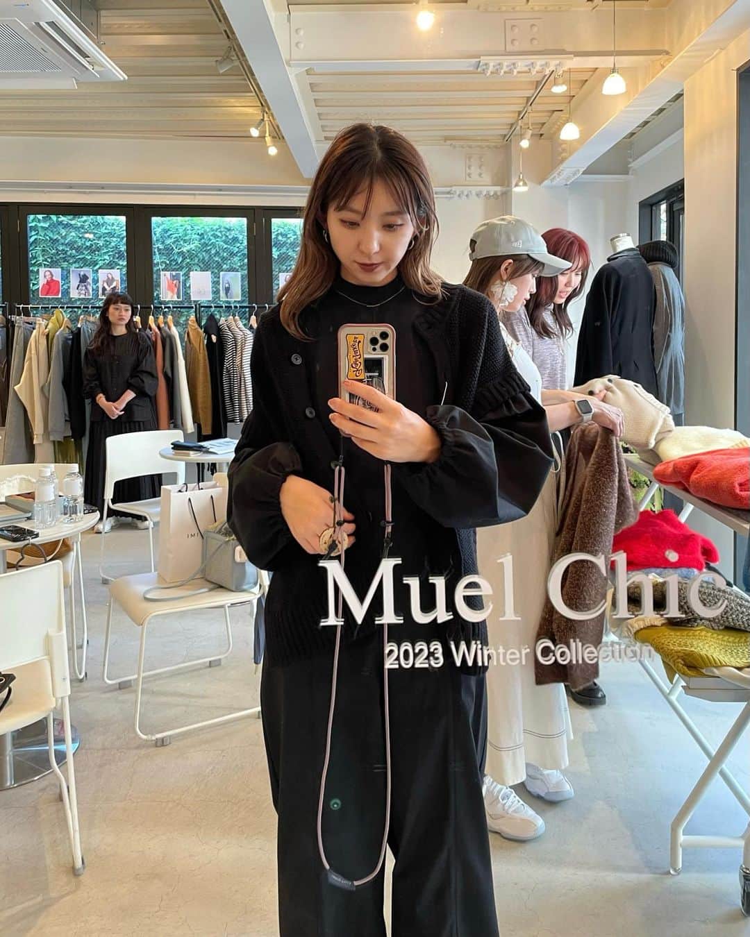 のインスタグラム：「@muel_chic さんの Muel Chic 2023 Winter Collectionの展示会へ お邪魔させて頂きました。  凛とした雰囲気の中にも 遊び心があるデザインの物が たくさんで 見ているだけでウキウキ…💕 下に着てるのも暗いから わかりづらいけど 1枚目の異素材mixの カーディガン 可愛かったぁ☺️🌸🌸  今年の冬を過ごす 未来の自分の気分を想像して 頭の中で相談しながら 色々と決めたよ😂✨笑  なつひさんにも久々に会えて とても嬉しかった〜💕 なつひさん、 ありがとうございました♡  #muelchic  #2023wintercollection」
