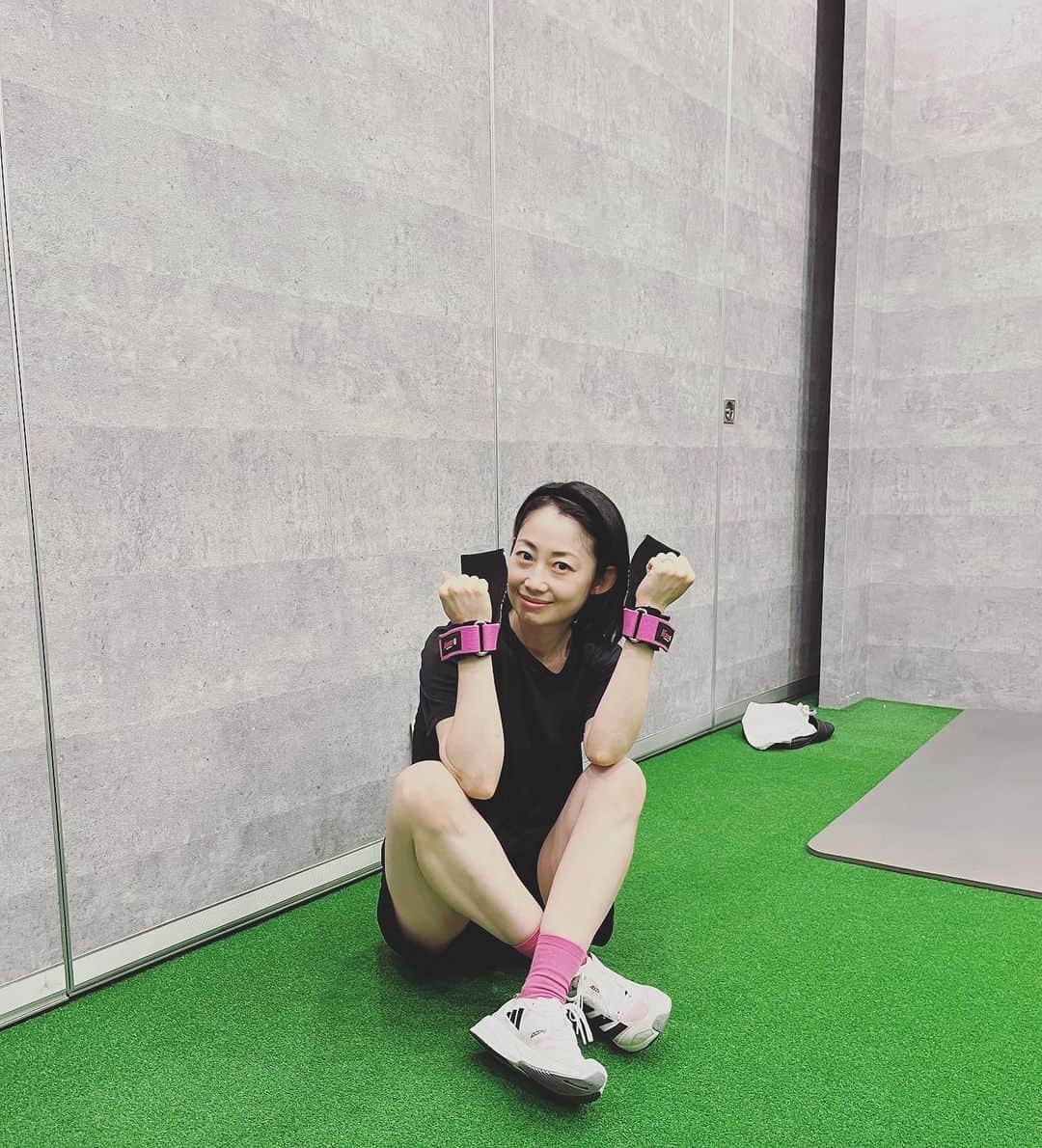 肘井美佳のインスタグラム：「I got excited because the power grip for bodybuilding perfectly matched my socks.  筋トレ用のパワーグリップの色が靴下と完全一致したのでテンションが上がった時の一枚。  産後始めた週１のパーソナルトレーニング。 まだやってます！  半年くらいでバッチリ理想の体型になってる予定だったのですが…（お気楽主義） あっという間に1年以上経ちました。 若い頃からある部分的な悩みがどうしても解消されずにいます。 美は1日にしてならず。  しかし、体脂肪率は産後2ヶ月の頃から10%減り、少なからず引き締まっている感覚はあり！  千里の道も一歩から。 何里進んだのかわかりませんが、確実に進んではいるので、老後の健康のためにもこのまましばらく続けていこうと思います！  #training #ilovemuscle #ボディメイク #部分痩せは1日にしてならず #筋トレ #目指せ健康美 #若くて時間のある頃にパーソナルやっておけばよかった #週一が限度 #腹圧ってよく言われる #腹圧かけると急にキツくなる #こなさない」