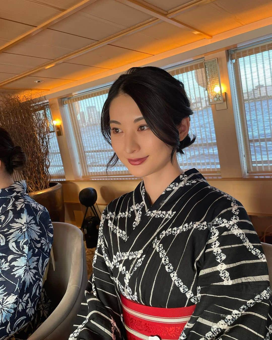 繭さんのインスタグラム写真 - (繭Instagram)「ㅤㅤㅤ ㅤㅤㅤ 今年初浴衣👘✨ 数年ぶりに新しい浴衣を買いました♡ 黒の絞り浴衣、年を重ねながら大切に着たいです😌 ㅤㅤㅤ この日はみんなで浴衣を着て屋形船☺️ それぞれの個性が出ててみんな可愛かった〜！👏🏻💕 @teradamiko と @erin_no_insta_desu の お誕生日もお祝いしました🌹 今年の夏はもう大満足って言えるぐらい素敵な思い出🍣  #浴衣 #2023浴衣 #浴衣女子 #屋形船 #鮨尚充 #followme #followmejp #followjp」8月5日 21時52分 - mayumayu1008