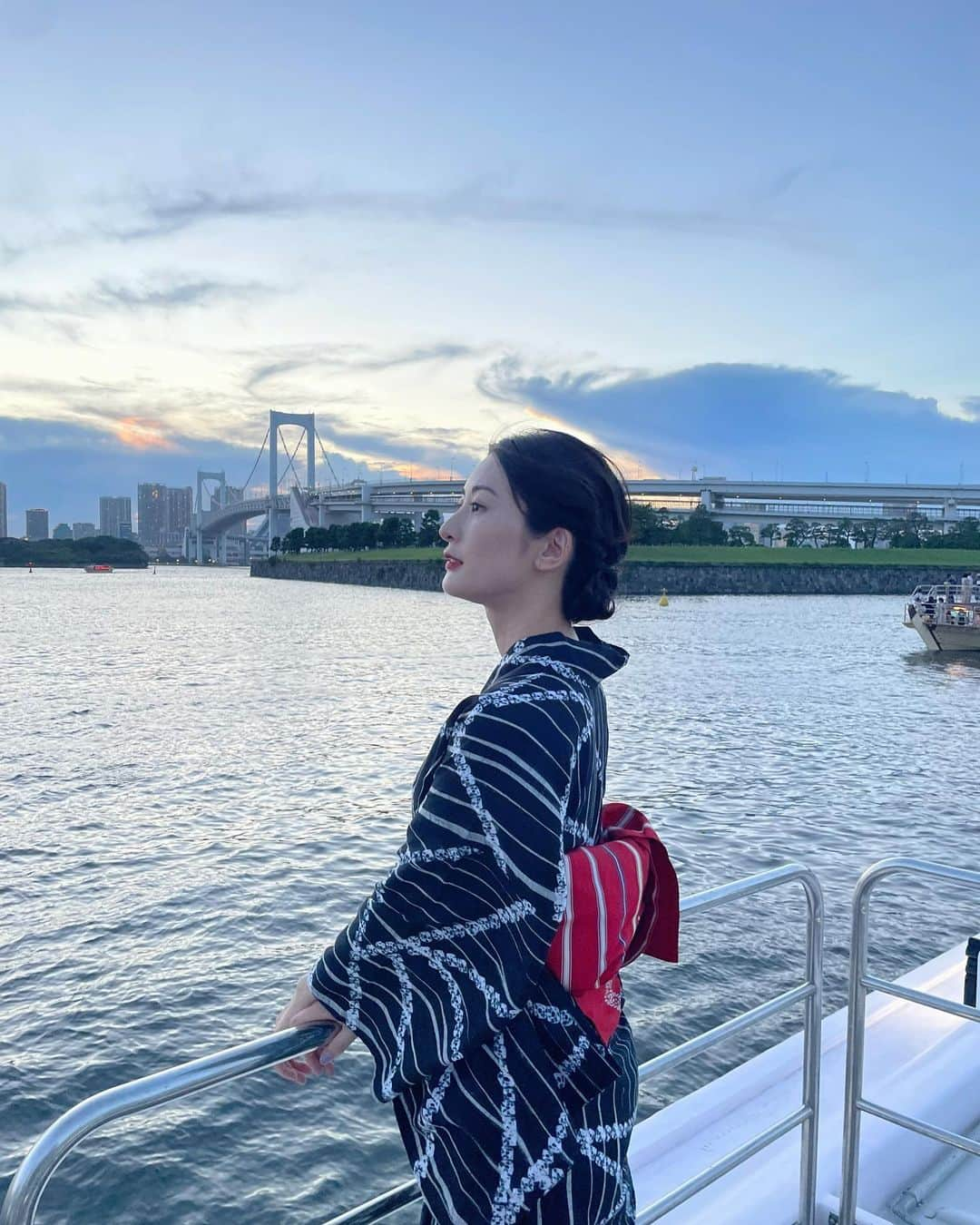 繭さんのインスタグラム写真 - (繭Instagram)「ㅤㅤㅤ ㅤㅤㅤ 今年初浴衣👘✨ 数年ぶりに新しい浴衣を買いました♡ 黒の絞り浴衣、年を重ねながら大切に着たいです😌 ㅤㅤㅤ この日はみんなで浴衣を着て屋形船☺️ それぞれの個性が出ててみんな可愛かった〜！👏🏻💕 @teradamiko と @erin_no_insta_desu の お誕生日もお祝いしました🌹 今年の夏はもう大満足って言えるぐらい素敵な思い出🍣  #浴衣 #2023浴衣 #浴衣女子 #屋形船 #鮨尚充 #followme #followmejp #followjp」8月5日 21時52分 - mayumayu1008