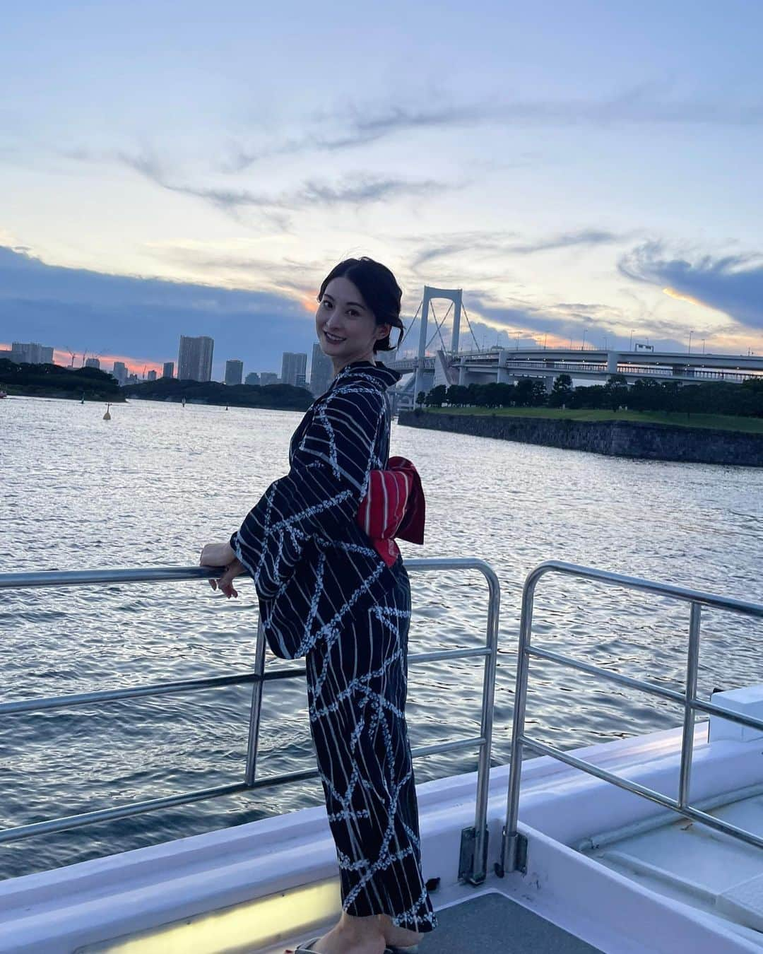 繭さんのインスタグラム写真 - (繭Instagram)「ㅤㅤㅤ ㅤㅤㅤ 今年初浴衣👘✨ 数年ぶりに新しい浴衣を買いました♡ 黒の絞り浴衣、年を重ねながら大切に着たいです😌 ㅤㅤㅤ この日はみんなで浴衣を着て屋形船☺️ それぞれの個性が出ててみんな可愛かった〜！👏🏻💕 @teradamiko と @erin_no_insta_desu の お誕生日もお祝いしました🌹 今年の夏はもう大満足って言えるぐらい素敵な思い出🍣  #浴衣 #2023浴衣 #浴衣女子 #屋形船 #鮨尚充 #followme #followmejp #followjp」8月5日 21時52分 - mayumayu1008