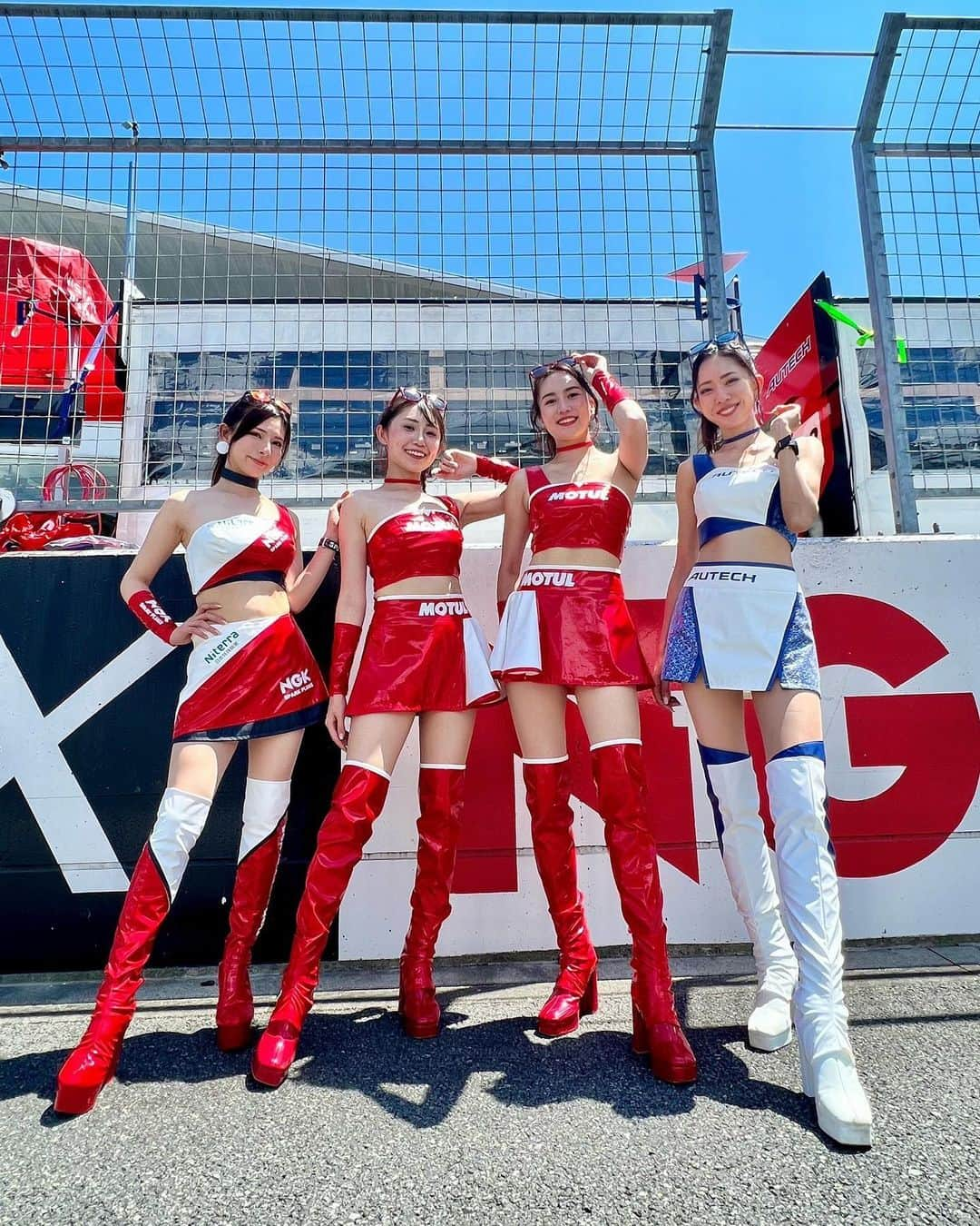 密照幸映さんのインスタグラム写真 - (密照幸映Instagram)「【SUPER GT Rd.4富士🗻予選】  今日の予選も沢山の応援ありがとうございました💓  23号車が復活し、松田選手の姿も見れて 私もそうですが皆さんもホッとすると同時に 気持ちが熱くなるものがあったのではないでしょうか。 ブースイベント時で皆さんと話せた時に 「復活だね！頑張ろうね」とか 松田選手に対しての「おかえりなさい、待ってました」 というお言葉を聞くと胸が熱くなります。  毎回感じますがみんなで一丸となって戦かってるんだなぁと、とても嬉しくなります。  本日の結果ですが、 23号車は、松田選手が予選Q1をドライブしました。 1:28,842でQ1突破ならず… 明日の決勝は13番手からのスタートです。  明日の天候は☔️だとか？！ ウエットコンディションの中のレースとなると観戦するのは大変だけど23号車にとってはいい方向にいくと思います。  松田選手が予選重視というよりも決勝重視でタイヤ🛞を選んでるのでそういう意味ではビリになっちゃうかなと思ったけどならなくてよかった、身体も調子がいいので走り切ってポイント獲りたいと仰っていました！  450キロレース最後まで何が起こるかわからないですし、とにかく無事に走り切って欲しいです。 23号車に期待して熱く応援していきましょう🔥  明日のスケジュールを改めて共有します↓   《8月6日（日）決勝》 　8:50〜9:10 ドライバートークショー 🎤9:45〜9:55 スポンサーステージ ◆10:15〜10:35 ドライバーズアピアランス ◆10:35〜11:20 ピットウォーク   12:15〜12:35 ウォームアップ走行 （グリッドボードは私が担当します🚩）  12:35〜13:45スタート進行   13:45〜決勝レース（100Laps）→表彰式 ◆14:45〜15:15 NISSAN/NISMOブース  （◆←のところがみんなと会えるところです）  そしてそして今日はロニー選手の8/9のお誕生日に先駆けて日産系チームドライバーからお祝いが🎉ロニー選手おめでとうございました🍾 3枚目の写真、いいですよね🥰  90周年ロゴの入った23号車の写真、沢山撮れましたか？🏎  私たち4人の夏コスはどうだったかな？冬コスとどっちが好き？❤️  今日皆さんが撮ってくれた写真も是非お待ちしてます！いつもありがとう😊  今日も沢山のご来場ありがとうございました！ 明日も引き続き、23号車への応援を宜しくお願いします！  ©️NISMO  @MOTULJapan @autech_com  @nissanjapan  @nismo_jp_official   #MOTUL #MOTULJapan #PoweredByMOTUL #NISSAN #日産自動車 #NISMO #GoGoNISSAN2023 #supergt #sgt #スーパーgt #GT500 #circuit #motersport #23 #23号車 #レースクイーン #RQ #RACEQUEEN #富士スピードウェイ  #密照幸映」8月5日 21時53分 - saemissho_