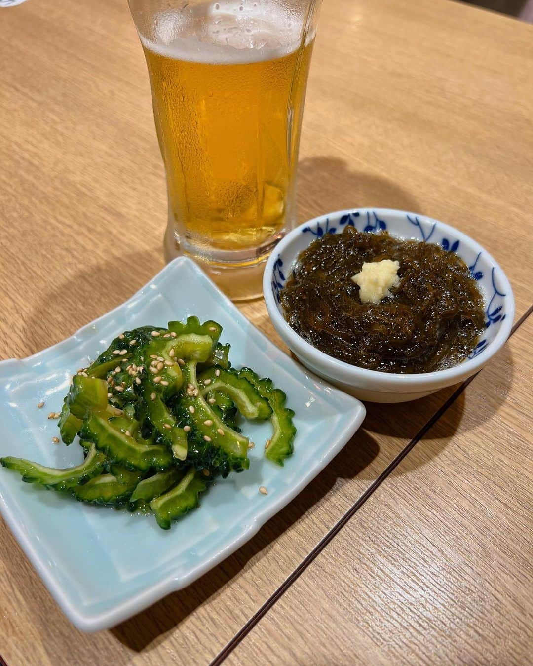 蒼井まやさんのインスタグラム写真 - (蒼井まやInstagram)「. 今日はどこへ行こうか 今日はどこで飲もうか  ハピネスを求めて到着したのは…そう！溝の口！  駅からトコトコ歩いて3分くらい〜 ハイカラな外観が可愛らしい「グリル異人館」へ🏃‍♀️  今日はアラカルトで♪ 沖縄フェアやってて店内のBGMも沖縄でテンションあがる🌺  ・お造り3種盛り　999円 ・肉てんこもりプレート（ハーフ）　1,599円 ・もずく酢🌺  399円 ・ゴーヤのナムル🌺　399円 ・ゴーヤチャンプル🌺　799円  まずは安定にビール様🍻 オリオンビール…と思ったんだけど何と 『平日18時まで生ビール199円』なの… そんなん飲むしかないやん…パラダイスやん… 18時以降&土日でも299円だから元々めちゃ安い！すごい！  まあでもそのあと当たり前にオリオンビールも飲むよね🍻 はいさい〜  お造り3種盛りはほたて、カンパチ、本マグロ中トロ🐟 とっても美味しいです！これはビールすすみます！  沖縄フェアからはこちらの3名が選抜🌺 もずく酢、ゴーヤのナムル、ゴーヤチャンプル選手です👏  もずく酢はしっかりしたもずくで食べ応えある！ いいよね沖縄のもずく… 普段もずく酢って飲み物だと思ってるんだけど これはちゃんと食べ物ですね！（元から食べ物だよ）  ゴーヤのナムル！これ優勝👏 こんな食べ方あるのかぁと感動しました✨ 濃いめの味付けだったのでビールすすむすすむ。 炭酸系のお酒が合いますね〜 あ〜泡盛とかも合うだろうな〜  とか言いつつここでハイボール。 メガジョッキで399円ってどういうことですか。 そんなん飲んじゃうじゃないですか！！！ 最高にありがとうございます！！！ 酒クズスイッチ入りますね。  ゴーヤチャンプルは、なんていうか、 いい意味で家庭料理感あってすごく良かった！ お店のお料理って味付け濃いめなこと多いけど このゴーヤチャンプルはお家で出てくる感じの優しい味付けで なんだか心洗われるお味でした。。  そして今回わたしたちのお目当ての「肉てんこもりプレート」 🍖🍖🍖 お肉好きなわたしたち、絶対好きじゃん。  ・ビフテキ ・ビフカツ ・ローストビーフ ・厚切りローストビーフ ・グリルソーセージ  もりもりもりだくさん♡感謝♡ お肉尽くしたまらんねー！ 2人で行ったのでハーフにしたけど大満足な量✨ ビフカツにかかってるソースがデミグラス的な感じで 洋食感つよくてとても美味でした🥺🙏  コスパ良すぎるだなグリル異人館。 溝の口行ったらまた絶対行く！！！  @grill_sanchoku_mizonokuchi  🎪 溝の口 産直市場 グリル異人館 溝口店 📍 神奈川県川崎市高津区溝口1-12-15 B1～1F 🚃 溝の口駅徒歩3分  #溝の口グルメ #溝の口ディナー #溝の口飲み #肉食女子 #肉食系女子 #肉食べたい #肉活 #肉テロ #飯テロ #飯テロ部 #飯テログラム #肉スタグラム #肉好きな人と繋がりたい #グルメ好きな人と繋がりたい #酒クズ #酒飲み #酒飲み女子  #お酒好き女子 #お酒好きな人と繋がりたい #お酒大好き #飲みスタグラム #飲み好きな人と繋がりたい #飲みに行きたい」8月5日 21時55分 - mayayan_dayo