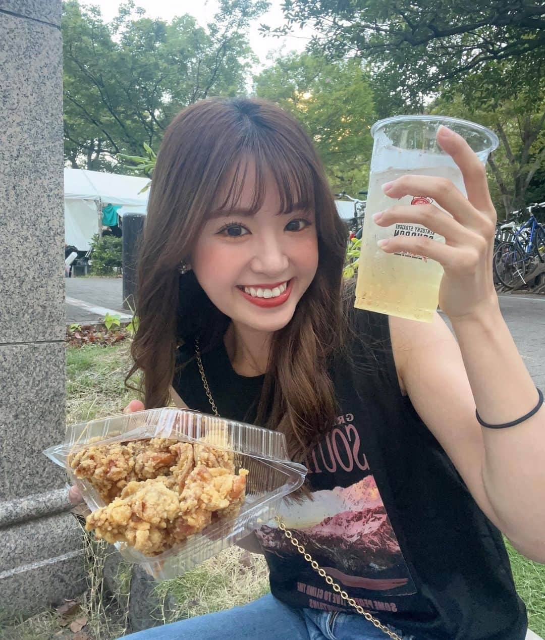 外薗葉月さんのインスタグラム写真 - (外薗葉月Instagram)「JIM BEAM SUMMER FES🍻 天神で３日間やってるから ちょっくら行ってきた🤍  ハイボールのみながら 特大盛からあげ持つ女です🫶🏻  明日までだからみんな行ってみて〜  #20230805 #ootd #fukuoka #福岡 #tenjin #天神 #jimbeam #ジムビーム #summerfestival #ハイボール #アップルサイダー #todayscode #fashion #style #instagood #likes4like #🍻」8月5日 22時05分 - hazuki_hokazono