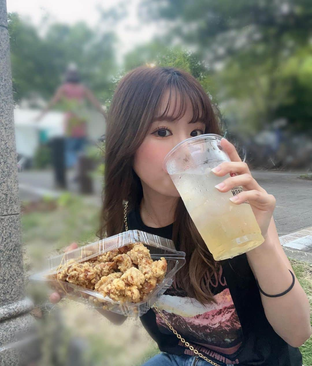 外薗葉月さんのインスタグラム写真 - (外薗葉月Instagram)「JIM BEAM SUMMER FES🍻 天神で３日間やってるから ちょっくら行ってきた🤍  ハイボールのみながら 特大盛からあげ持つ女です🫶🏻  明日までだからみんな行ってみて〜  #20230805 #ootd #fukuoka #福岡 #tenjin #天神 #jimbeam #ジムビーム #summerfestival #ハイボール #アップルサイダー #todayscode #fashion #style #instagood #likes4like #🍻」8月5日 22時05分 - hazuki_hokazono