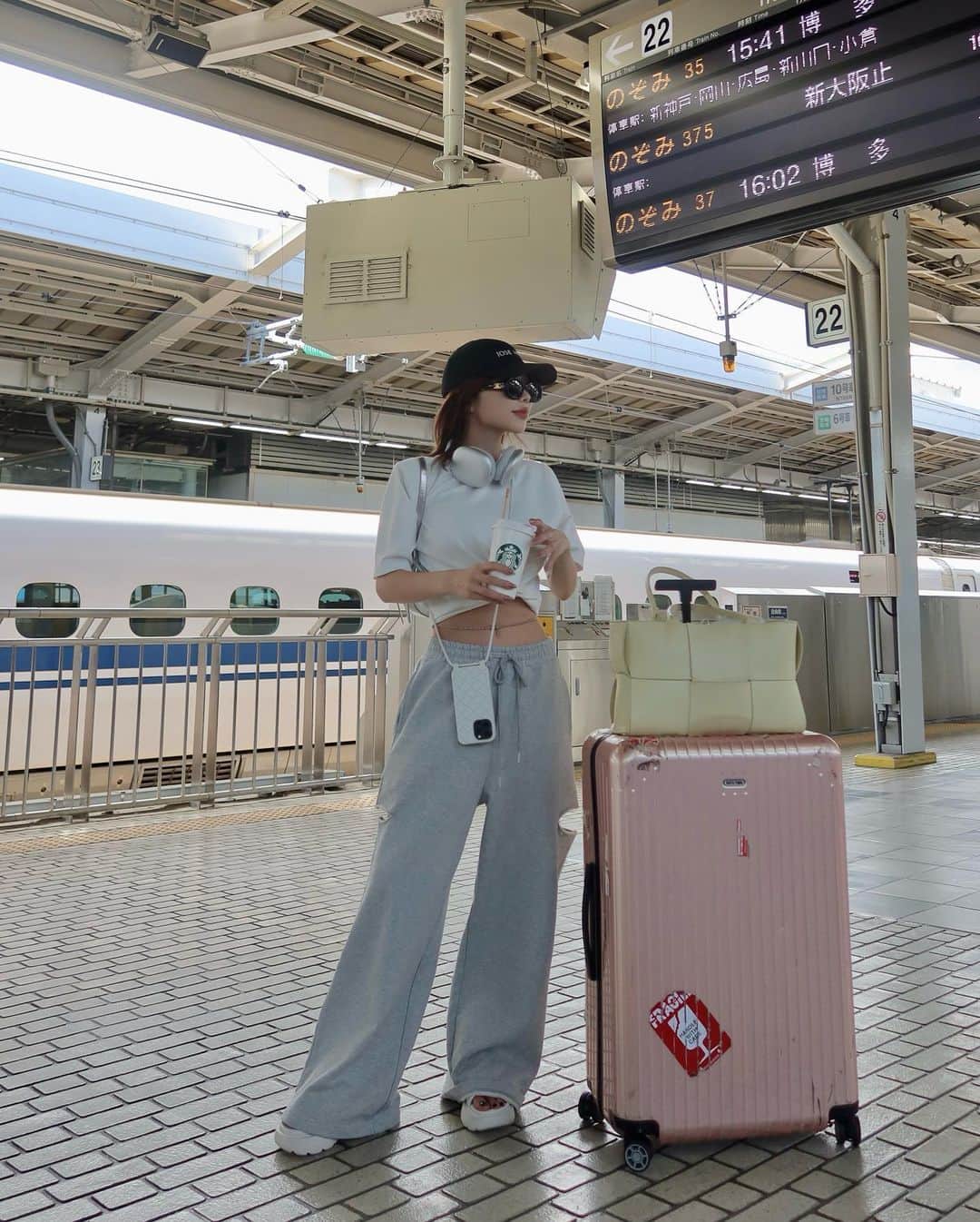 梯真奈美さんのインスタグラム写真 - (梯真奈美Instagram)「大阪きてるよ♡  どこに行ってもやっぱり暑いねぇ、、、🌞  打ち合わせ終えてこれから晩ご飯っ🐙  #大阪」8月5日 21時57分 - official_manami