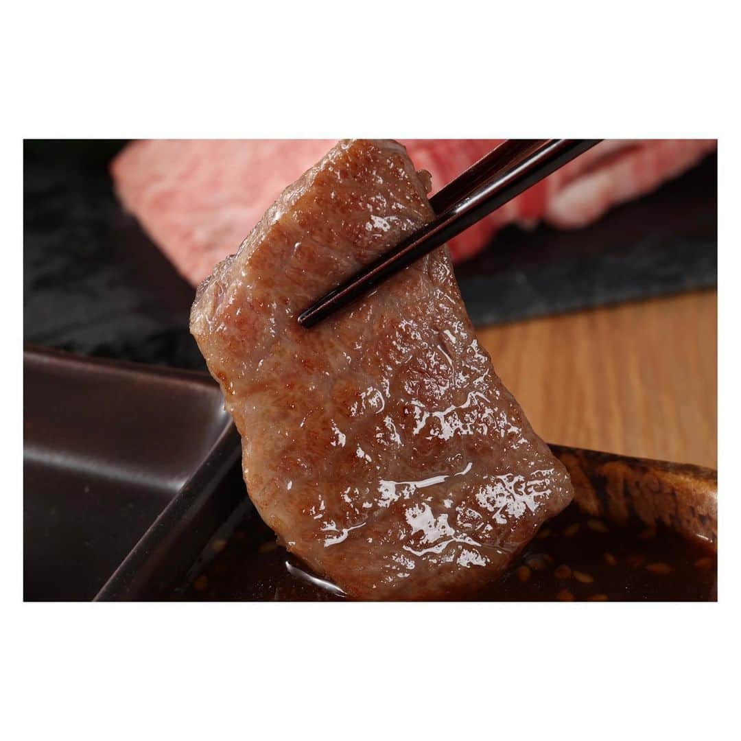 清水健さんのインスタグラム写真 - (清水健Instagram)「. お中元に人気の「お肉」の贈り物。 #贈答品 #お中元 #味付け肉 #飛騨牛   親友の飛騨牛生産者との贈り物サイト。  送料込み・ギフトボックス付き。 多くのギフトシーンに最適です。  ・飛騨牛「特製味付け肉 500g」 一番人気！届けば焼くだけの特製味付け肉  ◾️贈り物には「飛騨牛ギフト」  詳細は → @hidagyu.japan   生産者が愛情を込め育てあげた最高級和牛 #お中元ギフト #ギフトにおすすめ #飛騨牛   -------＊-------＊-------＊-------  ・飛騨牛「カレーハンバーグ」 ピリッと辛めの大人の人気ギフトセット  ・飛騨牛「ハート型ハンバーグ」 見た目にも喜ばれる手作り愛情ハンバーグ  ・飛騨牛「幸せのクローバー」 可愛い見た目と最高級ハンバーグセット  ・飛騨牛「カルビ肉 400g」 最高級！ご家族での焼肉、BBQに最適  他 多数のギフトセットを取り揃え！  -------＊-------＊-------＊-------  #お中元  #お肉の贈り物  #お肉ギフト  #特製タレ  #味付け肉  #味付け肉だから焼くだけ  #カルビ  #和牛ハンバーグ  #カレーハンバーグ  #結婚祝いギフト  #ギフト選び」8月5日 21時57分 - shimizuken.official