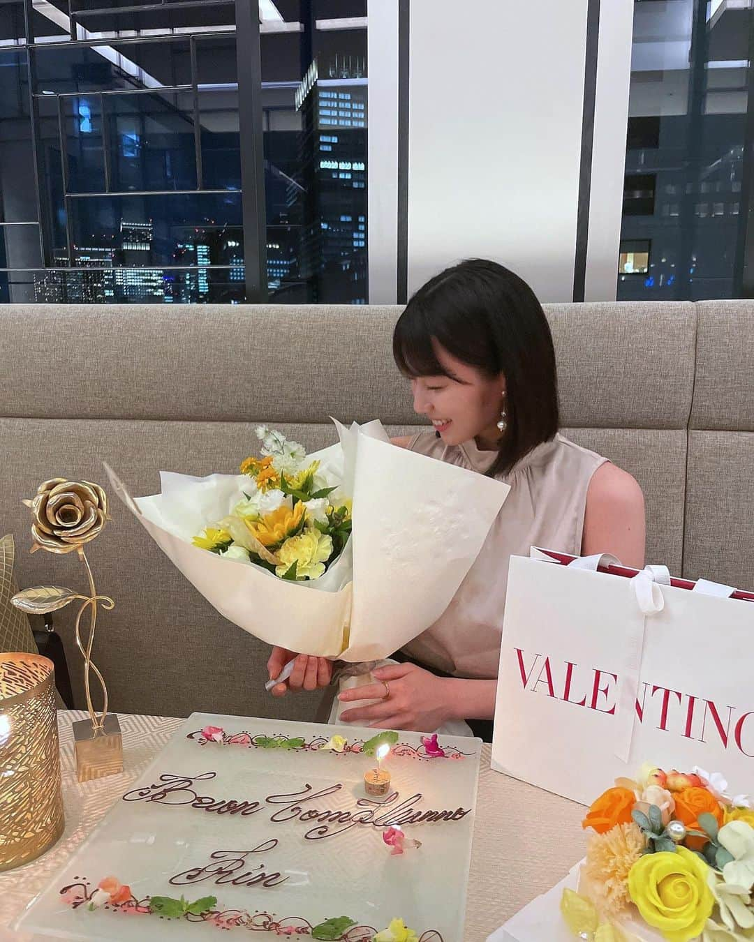 涼掛凛のインスタグラム：「家族とのお誕生日ディナー！ 素敵なお店でどきどきしました…🥂 お誕生日月、たくさん幸せを実感したので恩返しできるようがんばります  . . . . . . #salonetokyo #サローネトウキョウ #birthday #お誕生日ディナー #誕生日ディナー #バースデープレート」