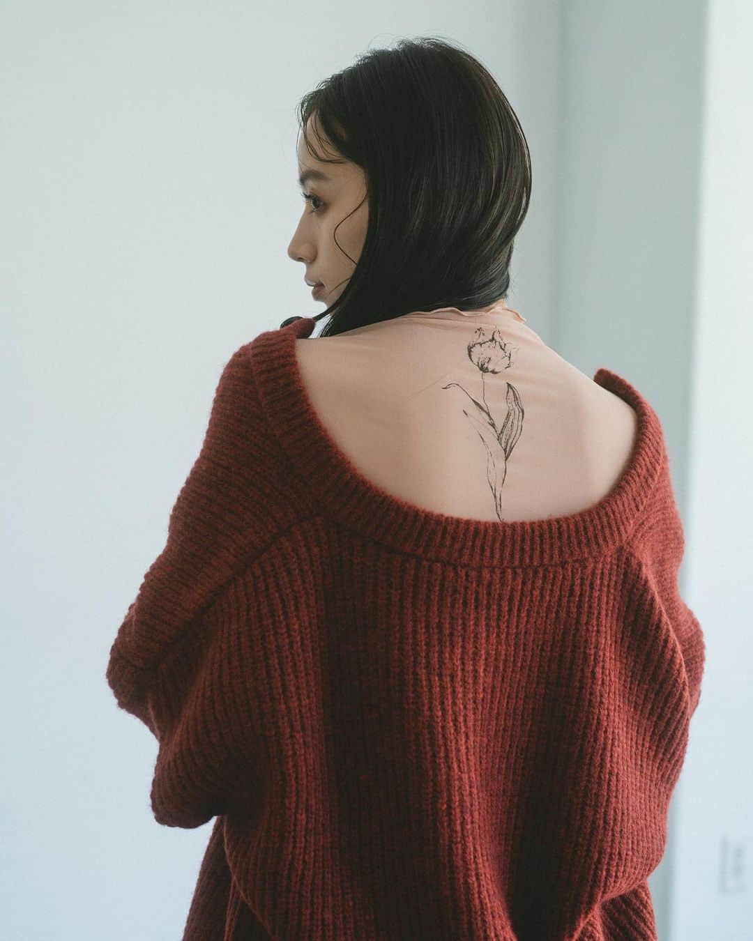 Vannie Officialのインスタグラム：「ミックスオーバーニットカーディガン  … Design …  ・ゆったりとしつつトレンド感あるシルエット ・シンプルなデザインで着回し力抜群 ・ボタンは開閉可能でプルオーバーとしても着用可能 ・ちくちくしないニットのお素材  … Styling … たっぽりしたお袖が特徴的なトレンドカーディガン。 着るだけでたちまち今年らしいルックに。 カットソーやタートルネックとの重ね着もおすすめ。 レイヤードにもってこいなので真冬まで着用していただけます。  ━━━━━━━━━━━━━━━━━━━━━  透け感：あり 裏地：なし 厚さ：厚手 伸縮性：あり 洗濯：洗濯機手洗いモード、又は手洗い推奨  ━━━━━━━━━━━━━━━━━━━━━━ ※詳しくは洗濯タグをご確認ください #vannie_u」