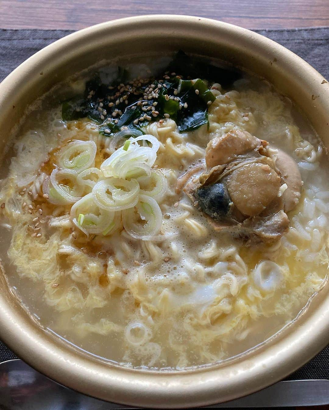 成松修のインスタグラム：「北海道限定マルちゃん塩ラーメン ごはんを下に入れてクッパ風  インスタント麺の中で一番好き。 猿払産ホタテを丸ごと入れて、とき卵とごま油を入れれば最高の出来！  これは夜中にも食いたくなるよ。 しっかり食べて夏バテに気をつけよう。  #マルちゃん塩ラーメン #北海道限定 #インスタントラーメン #インスタントラーメンアレンジ #北海道限定マルちゃん塩ラーメン #クッパ #男飯 #料理部」