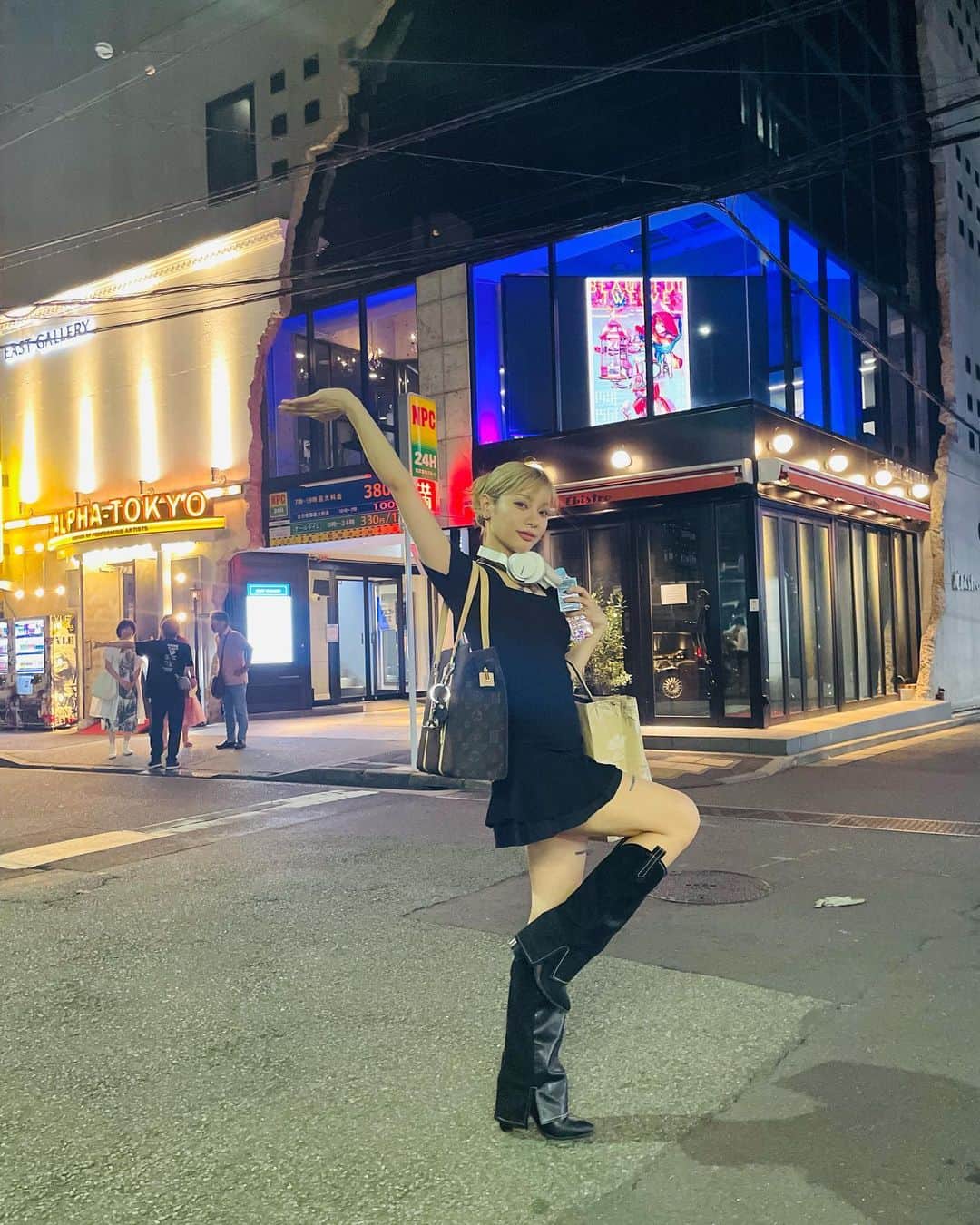 仲万美（Bambi Naka）のインスタグラム：「舞台 Beautiful Twelve 〜美しき12人〜 3日目無事終了✨💭  本日はマチネ・ソワレの2回公演！ 2回公演はやはり疲れますが、達成感が凄まじい。  明日も2回公演💭 残りの公演も全力で怒らせて頂きます。  写真は ソワレ前に爪がバチコーン逝かれた時。💅 そして、バンビ グレンジャー🪄  本日見に来てくれた長年の友🩶 @ababa1016 あばば💭 登場した瞬間、あばばと目が合ってしまって笑ってしまいそうになった…🤣 彼女曰く、アウトだったみたいです←  さぁて また明日もお待ちしております🩶💭🦌  #美しき12人」