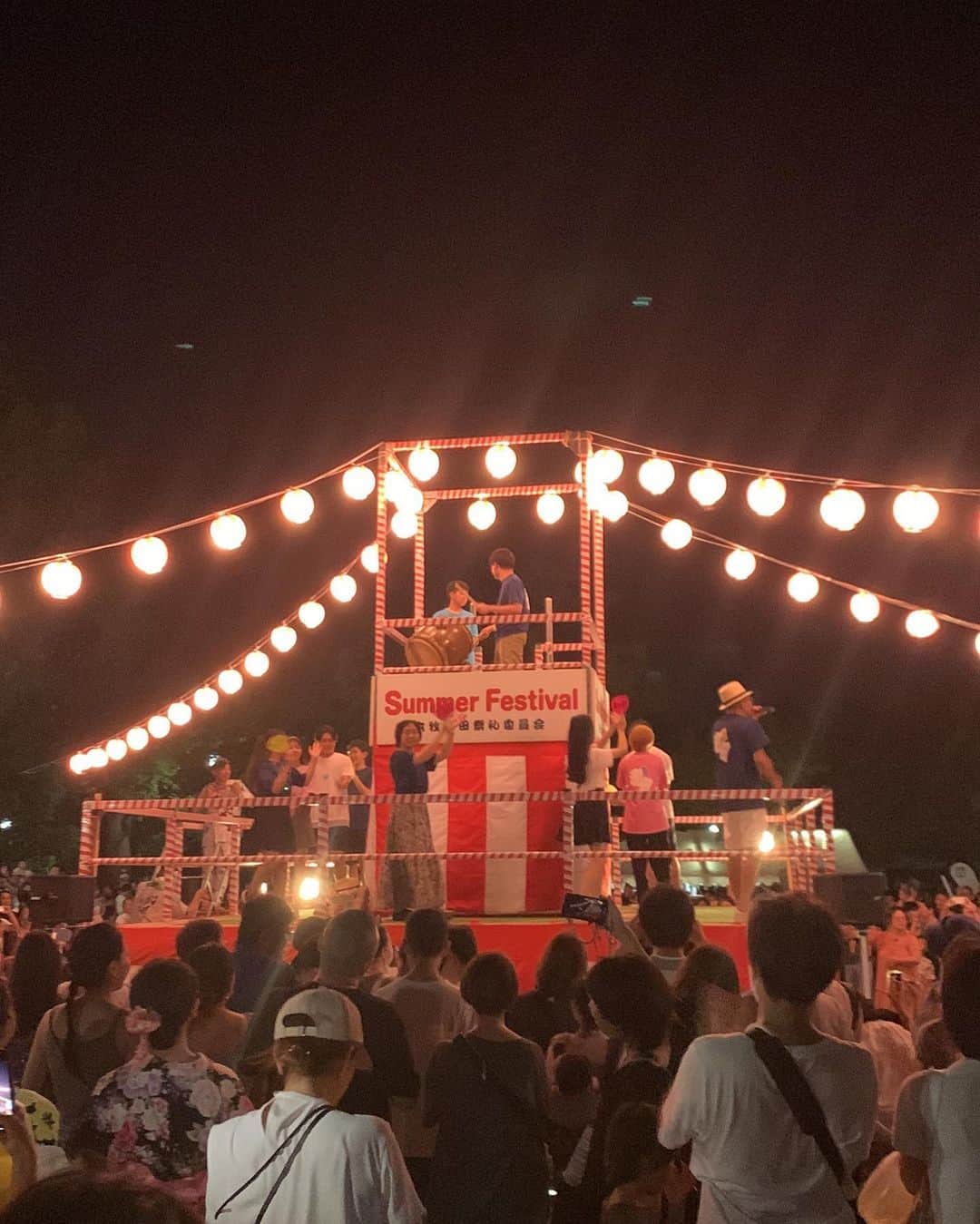藪木健太郎さんのインスタグラム写真 - (藪木健太郎Instagram)「近所の神社のお祭り。 お神輿にも半被を着てちょっとだけ参加しました〜。 夜の盆踊りも大盛り上がり！ クレイジーケンバンドの横山剣さんも飛び入りで。 引っ越してきてよかった〜(^^)  #本牧神社 #お馬流し #初神輿 #なんか普通の夏祭りとは違う #クレイジーケンバンド  #横山剣 #デトロイト音頭 #最高 #一番盛り上がるのはマツケンサンバ」8月5日 22時02分 - kentaroyabuki
