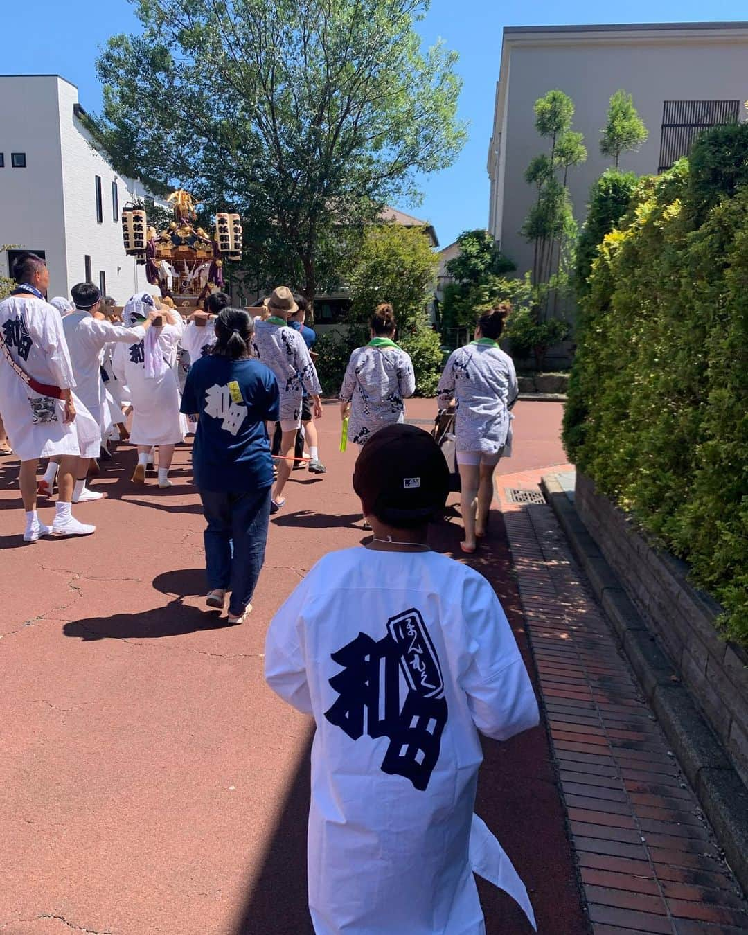 藪木健太郎さんのインスタグラム写真 - (藪木健太郎Instagram)「近所の神社のお祭り。 お神輿にも半被を着てちょっとだけ参加しました〜。 夜の盆踊りも大盛り上がり！ クレイジーケンバンドの横山剣さんも飛び入りで。 引っ越してきてよかった〜(^^)  #本牧神社 #お馬流し #初神輿 #なんか普通の夏祭りとは違う #クレイジーケンバンド  #横山剣 #デトロイト音頭 #最高 #一番盛り上がるのはマツケンサンバ」8月5日 22時02分 - kentaroyabuki