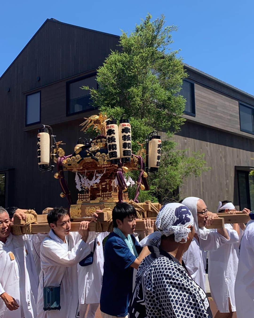 藪木健太郎さんのインスタグラム写真 - (藪木健太郎Instagram)「近所の神社のお祭り。 お神輿にも半被を着てちょっとだけ参加しました〜。 夜の盆踊りも大盛り上がり！ クレイジーケンバンドの横山剣さんも飛び入りで。 引っ越してきてよかった〜(^^)  #本牧神社 #お馬流し #初神輿 #なんか普通の夏祭りとは違う #クレイジーケンバンド  #横山剣 #デトロイト音頭 #最高 #一番盛り上がるのはマツケンサンバ」8月5日 22時02分 - kentaroyabuki