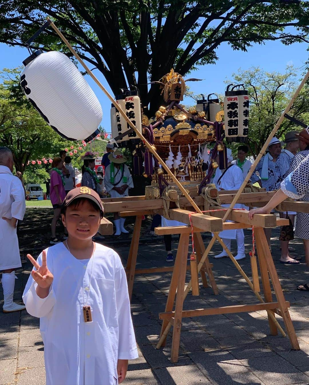 藪木健太郎のインスタグラム：「近所の神社のお祭り。 お神輿にも半被を着てちょっとだけ参加しました〜。 夜の盆踊りも大盛り上がり！ クレイジーケンバンドの横山剣さんも飛び入りで。 引っ越してきてよかった〜(^^)  #本牧神社 #お馬流し #初神輿 #なんか普通の夏祭りとは違う #クレイジーケンバンド  #横山剣 #デトロイト音頭 #最高 #一番盛り上がるのはマツケンサンバ」