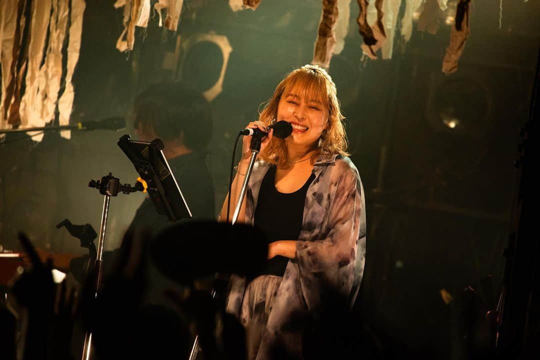 西恵利香のインスタグラム：「🍃into the wind tour 初日🍃 ⁡ ありがとうございました！ 楽しすぎてずっと笑ってました😸 ⁡ サポートながら、 皆さまからたくさんの"おかえり"をいただいちゃって なんだかもう、ほんとに胸がいっぱい！ ありがとう、ただいま！ (黄色い声も太い声も全部大切だよ😘笑) ⁡ ⁡ 改めてヨナヨナの曲とメンバーとチームと そして足を運んでくれる皆さまが大好きだなと思った初日でした🫶 ⁡ 次は8/12 大阪、8/13 名古屋です！ 共にいい風乗りましょう🌞🫧 ⁡  photo by @hommaisamu   ⁡ #YONAYONAWEEKENDERS #intothewind #nishierika #西恵利香 ⁡#あざむし」