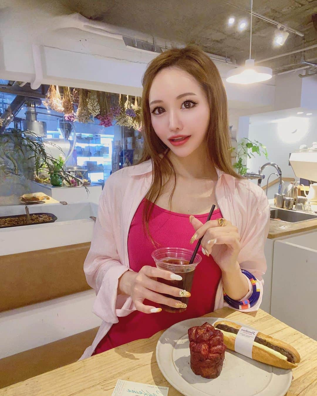 桜ゆみのインスタグラム：「パン大好き💗  三茶でみつけたパン屋さんがちょーあたりで😍💞 平日は上のカフェに持ち込みOKで最高すぎた😻✨  パンもコーヒーもそれぞれのプロが作ったものを同時にいただけるの😌 ここは次三茶行く時はまたいく🫶✨  お気に入り決定💗💗  . #二足歩行 #ジュウニブンベーカリー」