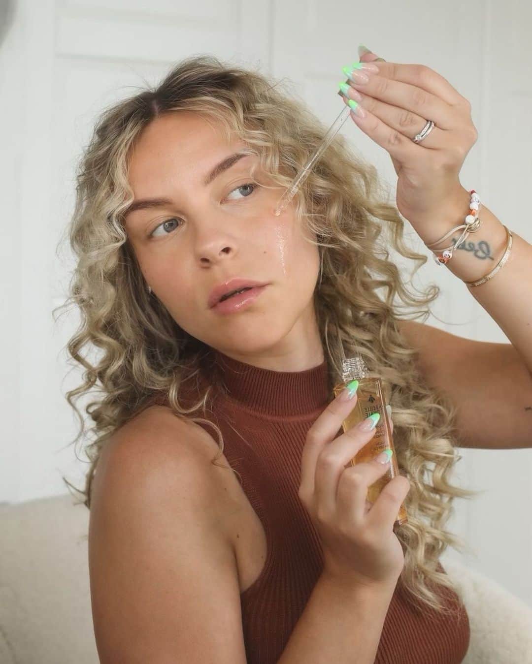 Dagi Beeのインスタグラム：「anzeige | You are gold, baby. Solid gold! ✨  Damit meine ich nicht nur dich, sondern auch das Abeille Royale Advanced Youth Watery Oil von @guerlain und die drei enthaltenen Honigsorten aus Korsika, Ikaria & Åland. 🍯🐝Gerade im Sommer darf es aufgrund der leichten Textur neben einem erfrischenden Coldbrew mit Hafermilch in meiner Selfcare-Routine nicht fehlen. Durch den Honig kann meine Haut sich schneller erholen und erhält einen ebenso goldigen Glow. ✨  Lass mich gerne in den Kommentaren wissen, welches Produkt, Getränk, etc. bei Deiner Selfcare-Routine nicht fehlen darf ? 🤍  #guerlain」