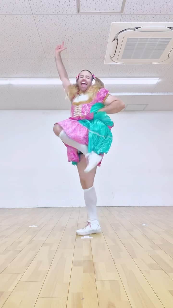 レディビアードのインスタグラム：「There’s no way that you can’t copy this dance with us… WHY🤷‍♀️  #babybeard #whywhydance #idol #japan #japanesegirl」