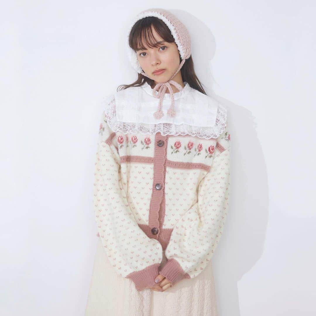 merry jennyのインスタグラム：「【pre order 10%OFF＆point up×20】 ㅤㅤㅤㅤㅤㅤㅤㅤㅤㅤㅤㅤㅤ 8/4(fri) 12:00 〜 8/8(tue) 23:59 official web store RUNWAY channel にて pre order 10%OFFを開催中‼︎ さらに！ pre order は point up×20・送料無料！  topのURLから⇨  @merryjenny_instagram  ぜひcheckして下さいね！  〇 おはなイヤーマフ col : beige / pink / black  ¥4,950 (tax in)  〇flower gardenニットカーディガン col : pink / blue / green ¥9,900 (tax in)  #merryjenny #メリージェニー  #2023aw #dreamwell #winter」