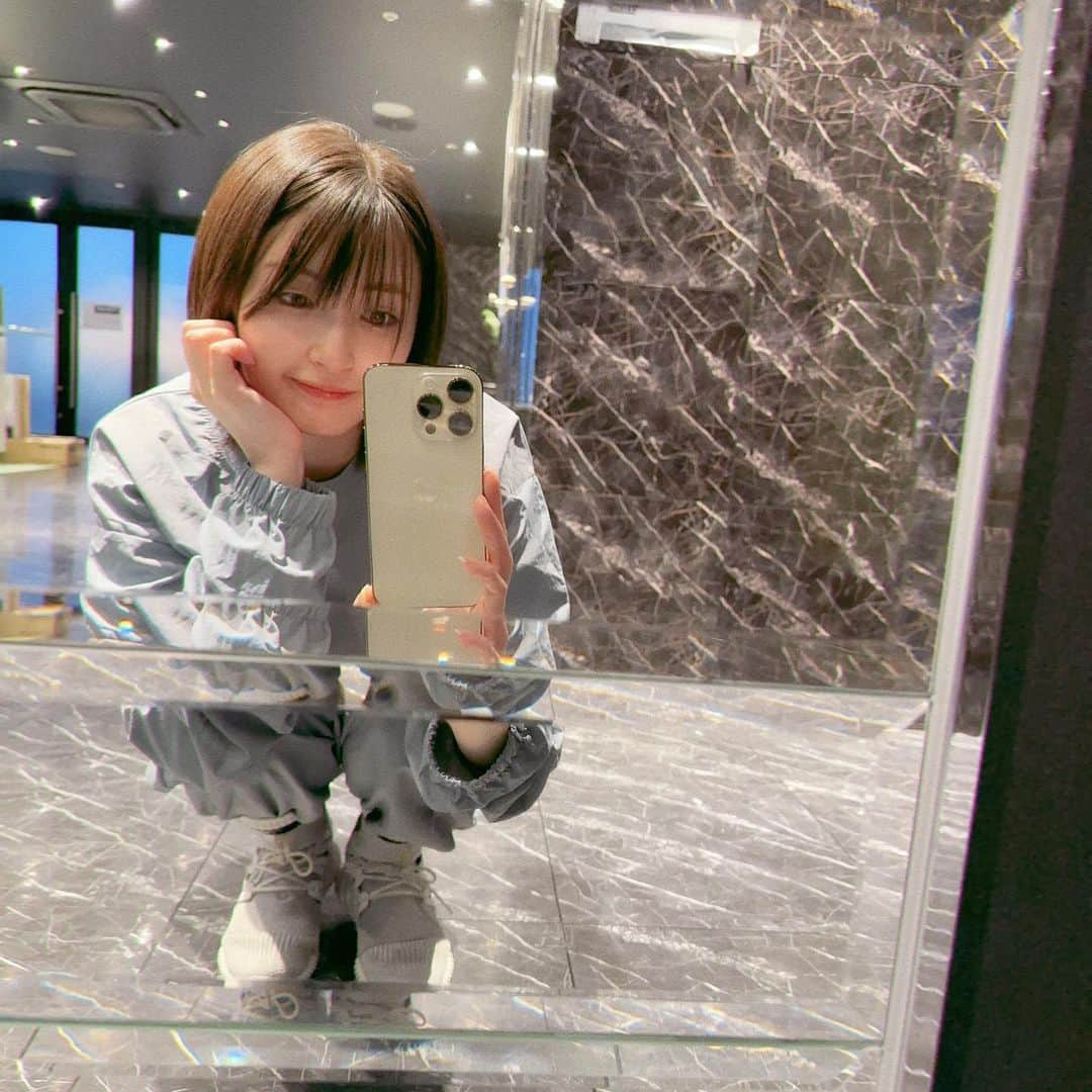 井上小百合さんのインスタグラム写真 - (井上小百合Instagram)「🍙にぎって 本日も稽古場へ 🌱𓂃 ´-  少年少女たちの可愛くって爽やかなエネルギーに 癒されて、 胸打たれて…  大人メンバーも皆さん面白くて素敵で、 笑いが絶えない稽古場です ·͜·     一昨日、初めての通し稽古が終わって、 皆で頑張った〜！！って感じがあったのですが  心の中で あ、この作品は面白いな、、！と 確信してしまいました  数学がテーマではありますが、 何にも考えず見に来ても、 めちゃくちゃ楽しめちゃう。 自分的に、こういうアットホームな作品というか 大人から子供まで笑って楽しめる作品、 初めてなのですごく新鮮です！！  子供たちが多いキャストの中で、今回は 支える側に立てたらいいな、というのも 個人的な目標で、 今まで支てもらう立場が多かった自分にとって 新しい挑戦となるのだろうな、と思ったことが  この作品への出演を決めた 一つの理由でもあるのですが    そんなことよりもう、わたしは 渚ちゃん役のまなちゃんの歌声を聴いただけで 泣きそうになっちゃうんですよ。笑  まなちゃんは実年齢も渚ちゃんと同じ 中学2年生で、稽古場では合間を縫って 夏休みの宿題をやってたりして…  もう、、 きゅん…      正直、 大人になると忘れてしまうことが 沢山在るかもしれないし、  様々なバリエーションがあるにも関わらず 一つの観念に囚われてしまっていることも あるかもしれない、  自分の中だけでこり固まって 何かを否定してしまったり、 時には傷付けてしまったり、  偏見や先入観、曲解やフェイクニュース、  なんて悲しい世界なんだろうな、と 思ってしまうことも沢山あるけど  そういうものにまだ全く囚われずに世界を 見ている渚ちゃん始め、彼女や彼らから 学ぶことが沢山あるし、 本当に心救われる部分が沢山あります      とても優しくて、爽やかな気持ちに させてくれる夏休みにピッタリの作品です。      #浜村渚の計算ノート 🍒📔   #口角あげて  #明日からもがんばります⠉̮⃝  #おやすみなさい    …小百合」8月5日 22時07分 - sayuri_inoue.official