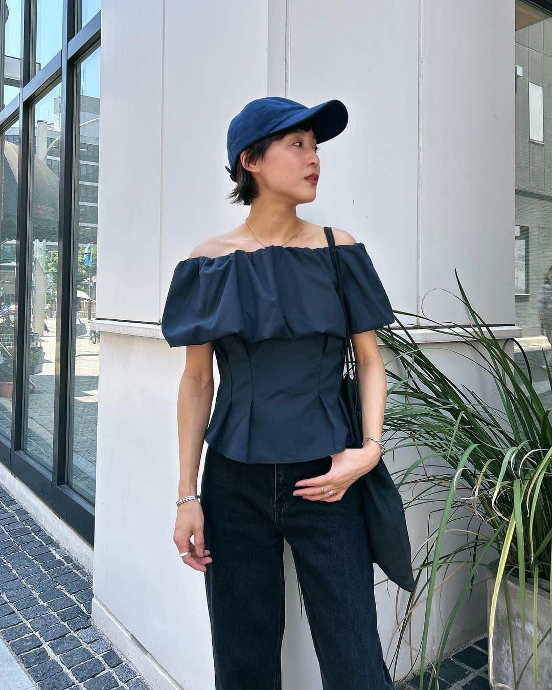 MOUSSY SNAPさんのインスタグラム写真 - (MOUSSY SNAPInstagram)「#MOUSSYSNAP @kahori_1027 160cm  ・OFF SHOULDER TUCK BLOUSE(010GAG30-5050) ・HIGH WAIST 90S BLACK STRAIGHT(010GSK11-0580) ・WASHED BASEBALL CAP(010GA750-6380) 全国のMOUSSY店舗／SHEL'TTER WEBSTORE／ZOZOTOWNにて発売中。  #MOUSSY #MOUSSYJEANS」8月5日 22時08分 - moussysnap