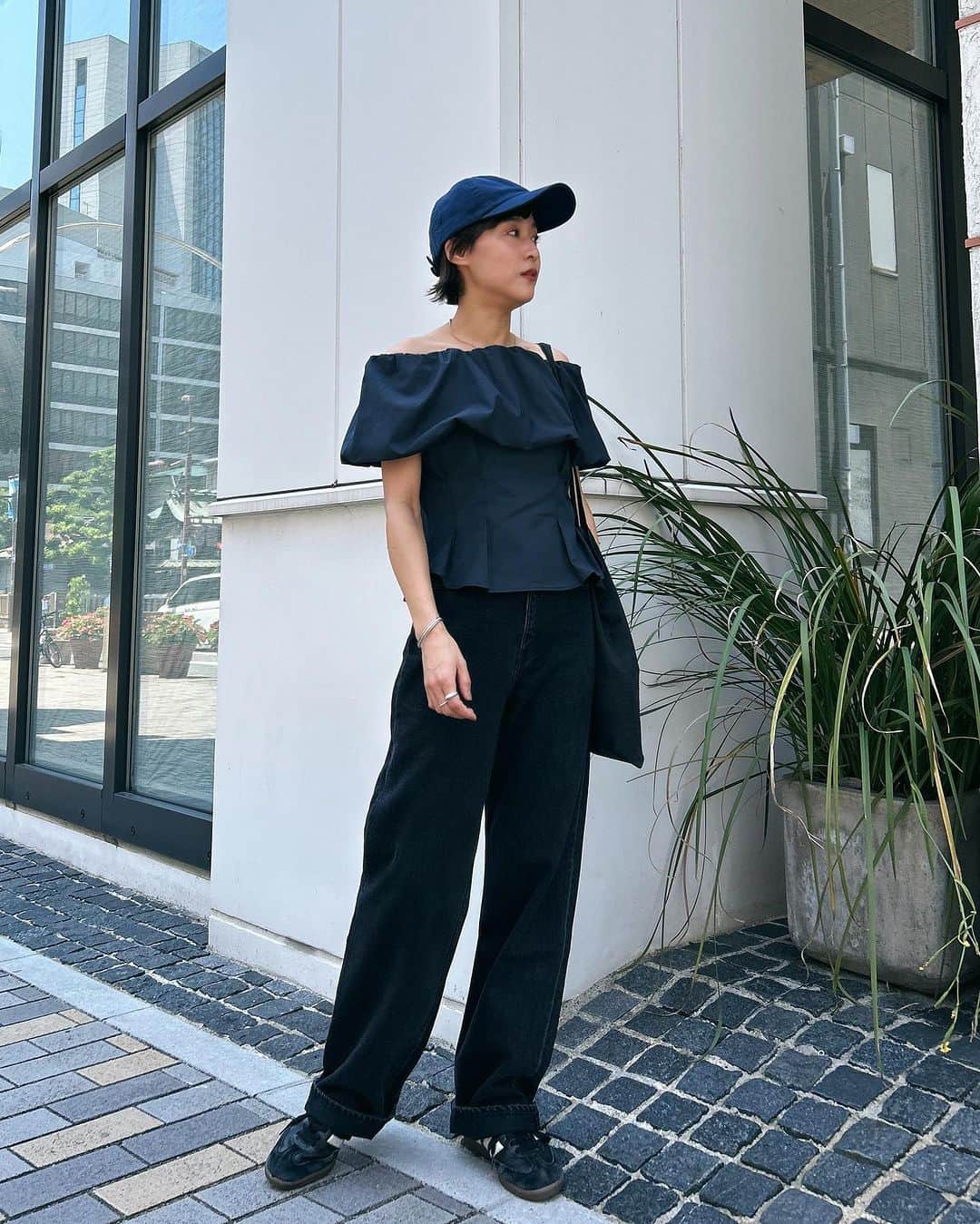 MOUSSY SNAPさんのインスタグラム写真 - (MOUSSY SNAPInstagram)「#MOUSSYSNAP @kahori_1027 160cm  ・OFF SHOULDER TUCK BLOUSE(010GAG30-5050) ・HIGH WAIST 90S BLACK STRAIGHT(010GSK11-0580) ・WASHED BASEBALL CAP(010GA750-6380) 全国のMOUSSY店舗／SHEL'TTER WEBSTORE／ZOZOTOWNにて発売中。  #MOUSSY #MOUSSYJEANS」8月5日 22時08分 - moussysnap