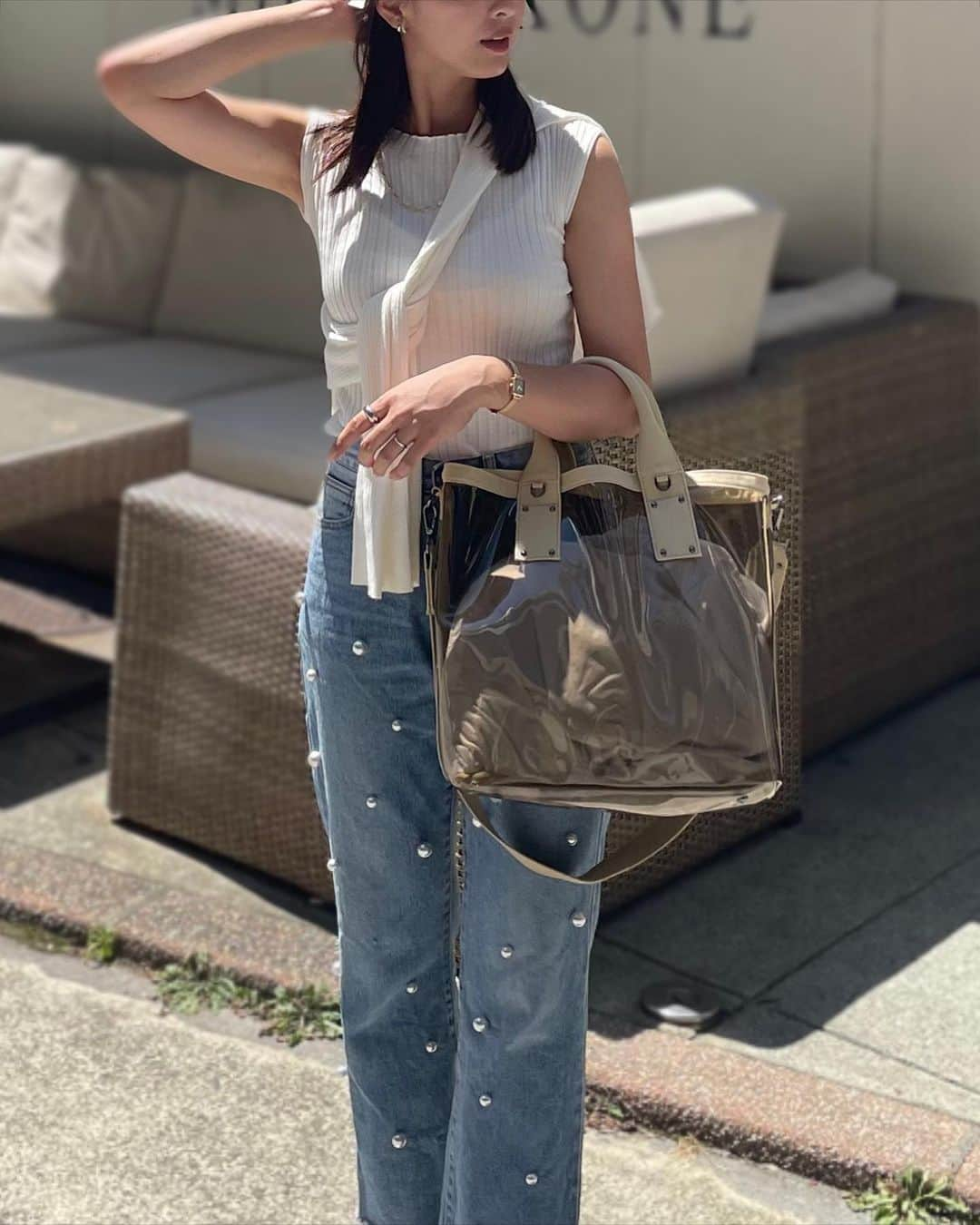 千葉優子さんのインスタグラム写真 - (千葉優子Instagram)「この前の旅行の時のお洋服♡  昨日ストーリーにあげた 可愛すぎるバッグはこれなの〜🥹✨  @bag_hayni  Ganabie ガナビー   夏に向けてずーっと欲しかったの🥹✨ もうお気に入りすぎてすでに旅行にプールに いろんなとこに連れて行ってる✌︎笑 秋田への帰省にも持って帰る♡♡  SサイズとMサイズがあるんだけど マザーズバッグとしても使いたかったから 大きめのMサイズ🥰  幼くなりがちなクリアバッグだけど これはクリア部分がニュアンスカラーで 中身がそこまで透けないの🥹 持ち手の部分に高級感があって◎ さすがヘイニさん、 すごくしっかりした作りだから 結構重めでも丈夫で形崩れない！  巾着入れたり そのまま物を入れたりでイメージ変わるから 変化を楽しでるよ〜🥰  . 今度マザーズバッグの中身紹介するね✨  ヘイニさんのバッグなんと3こめ♡ 本革使ってて上質なのに 比較的お値段優しめですっかりファンなの！ 他にもマロエとコンウィが可愛くて 狙ってるとこ😏♡笑  #HAYNI #ヘイニ #トートバッグ #クリアバッグ #ショルダーバッグ #大人コーデ #高見えバッグ #高見えコーデ #大人カジュアル #バッグ #pr#マザーズバッグ##夏コーデ#アラサーコーデ#プチプラコーデ#プチプラファッション#ママコーデ#ママファッション#アラサーファッション#30代コーデ#30代ファッション#mamagirl#ponte_fashion#locari#mineby3mootd#ルーファ#大人可愛い#大人可愛いコーデ#大人かわいい」8月5日 22時09分 - yuko_chiba1018