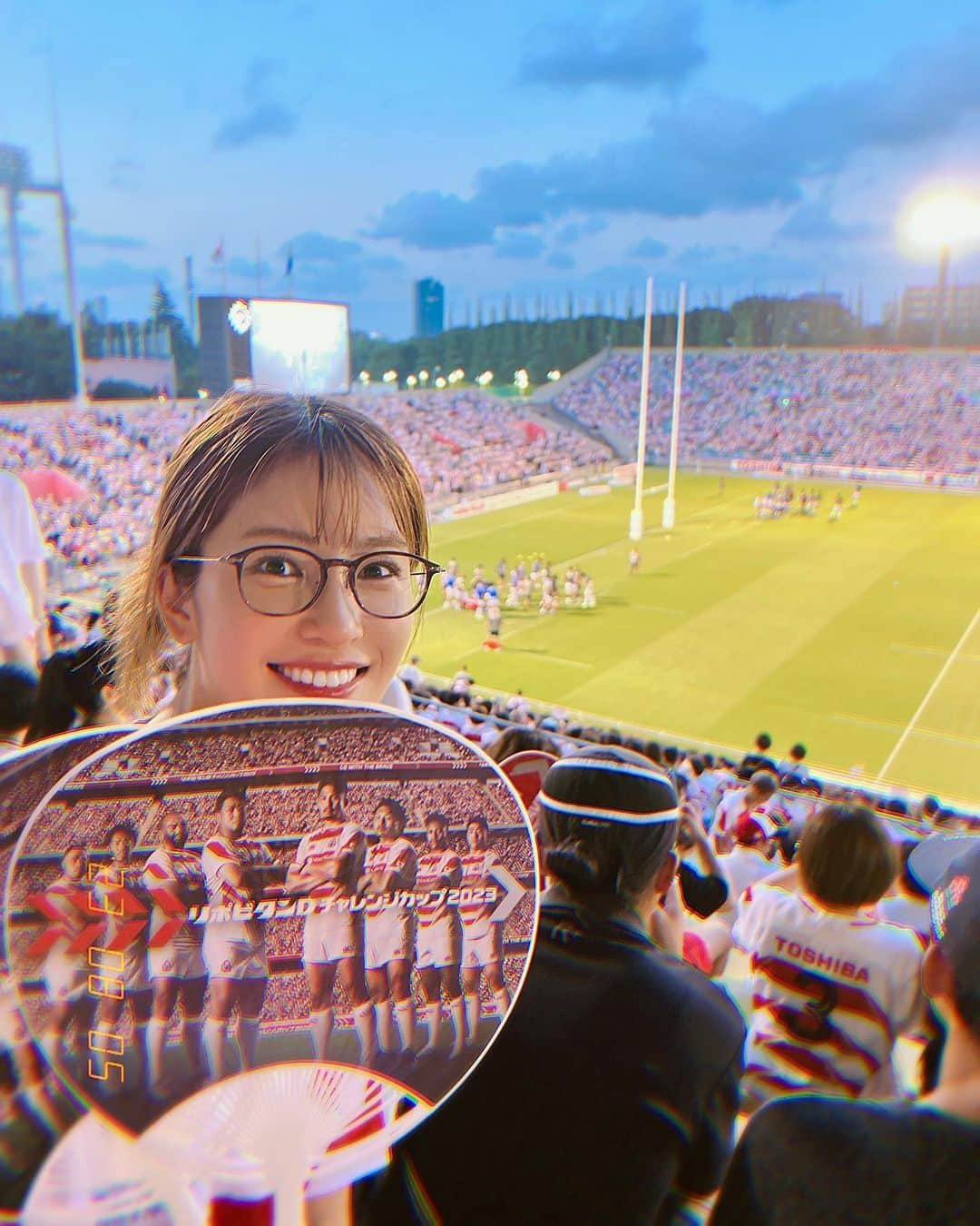 神田れいみのインスタグラム：「🏉  ラグビー観戦🌸 🇯🇵日本 対 フィジー🇫🇯  臨場感と熱量が物凄かったです！ ハカも見ることができました🥹  W杯まで約1か月。 今日getしたユニフォームを着て応援するのが楽しみっ！」