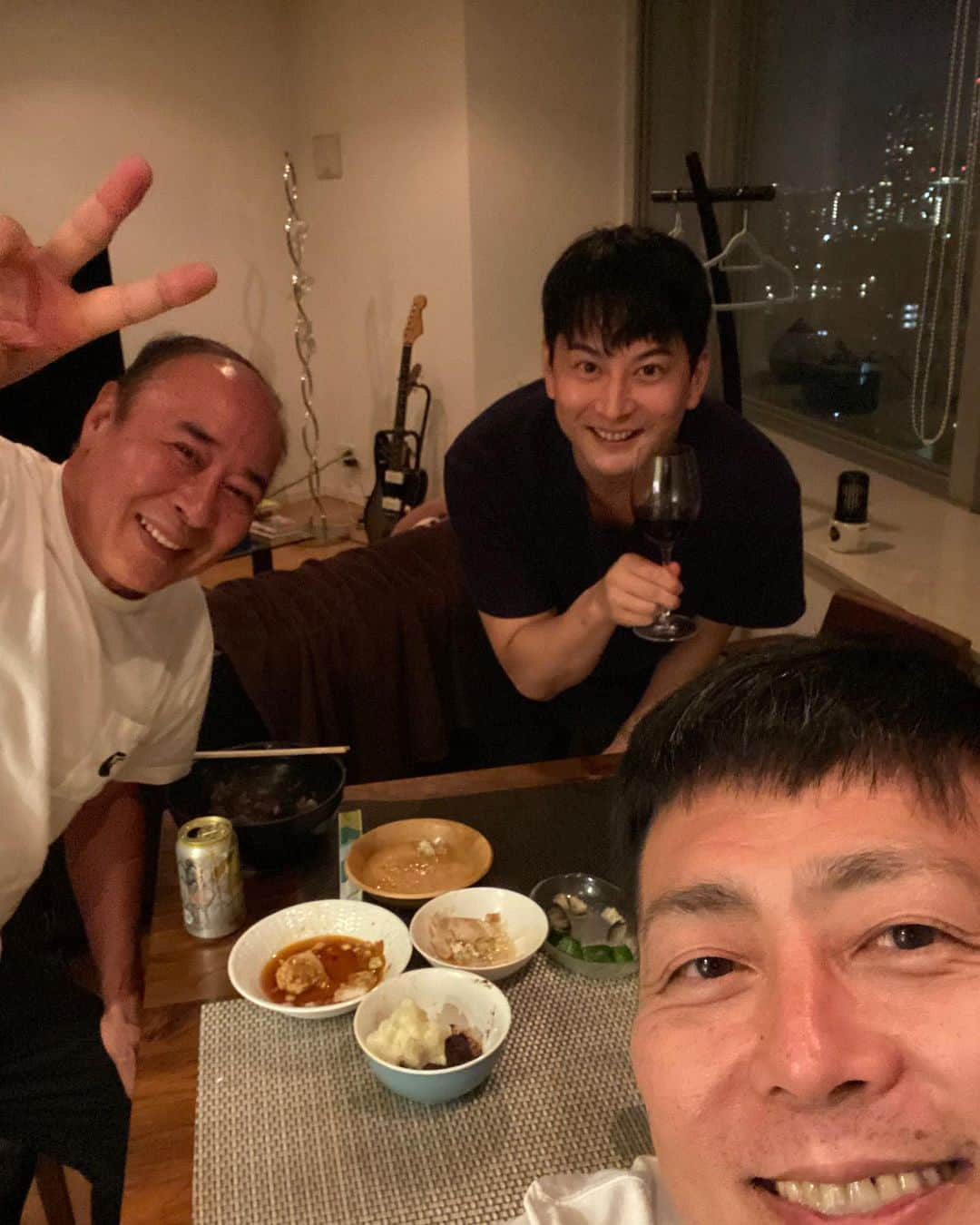 石黒英雄さんのインスタグラム写真 - (石黒英雄Instagram)「お酒呑みながら、次やる舞台の稽古！ 宅間さんの手料理を舌鼓しながらの🥴 モト冬樹さんは18歳から知り合いで自分が呼び出しました😂笑 最高の先輩‼︎笑 タクフェスの極意を学ぶ良き時間でした👍 また今月中に稽古します。 他の出演者のみなさんごめん🙄 #宅間孝行  #モト冬樹 #タクフェス」8月5日 22時23分 - hideoishiguro