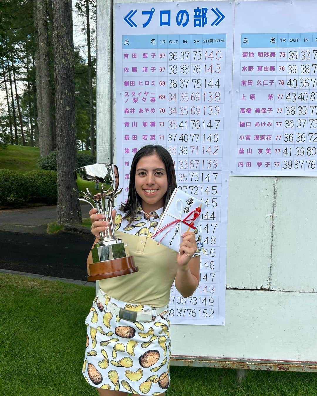 スタイヤーノ梨々菜のインスタグラム：「諏訪湖女子オープン⛳️  69.69の6アンダーで、優勝することができました！ 去年に引き続き、2連覇することができて、嬉しいです☺️ 最終日は私の勝負服のジャガイモ🥔笑  しおりさんと📷 しおりさんといたらいっつも笑いが絶えなくて楽しい😆 最後に一緒に試合に出れて、花火もご飯も行って楽しかった☺️  大会を開催していただき、ありがとうございました！  #諏訪湖女子オープン #諏訪湖カントリークラブ #アキラプロダクツ #titleist #zerofit #golf #reve #mysole #ラウドマウス #loudmouth #lmclip #ラウドマウスコーデ #チームラウドマウス #iomic」