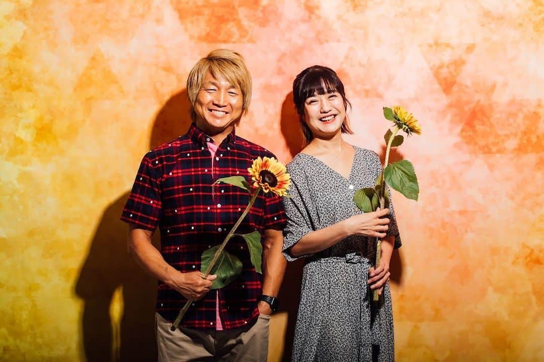 日高郁人のインスタグラム：「51歳になりました。  妻の提案で写真を撮ってもらったよ。写真はいいね！  感謝の気持ちを忘れず、この一年もガンバリマス！  #ショーンキャプチャー #日高郁人  #あびこめぐみ」