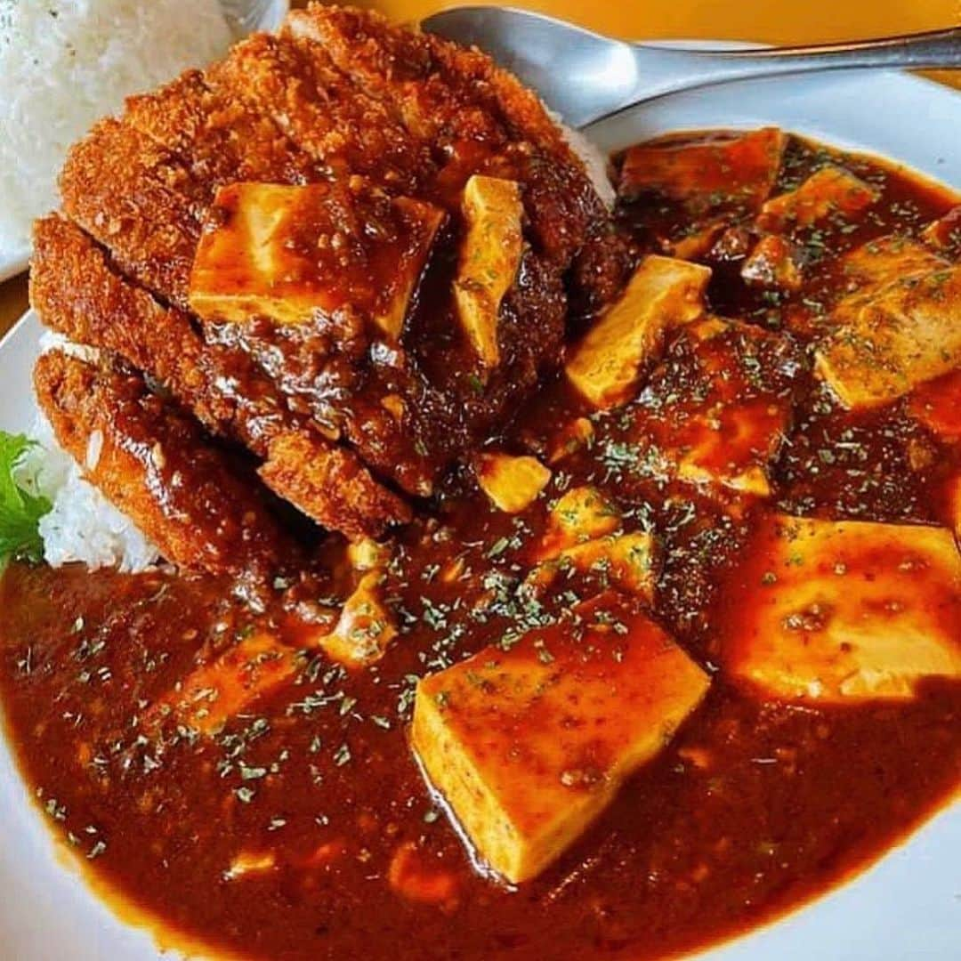 チキン南蛮カレーのルウ王子さんのインスタグラム写真 - (チキン南蛮カレーのルウ王子Instagram)「最近の麻婆カレーの売れ行きが 凄すぎルウ！！  お昼で完売すルウ日も！ カレー倶楽部ルウで始めてから 結構たちますが急なブレイクにビックリ！  これはいつか出そうと準備していた 新麻婆カレーメニュー出すべきか🤣  完売すルウことも増えてきたので ご注文はお早めに！  ★ ★ #カレー好きと繋がりたい #チキン南蛮カレー #都城ランチ #カレー #宮崎グルメ #チキン南蛮の日 #カレー倶楽部ルウ #宮崎 #都城 #カレー好きな人と繋がりたい #宮崎ランチ #都城メンチ #チキン南蛮」8月5日 22時21分 - currynoprince