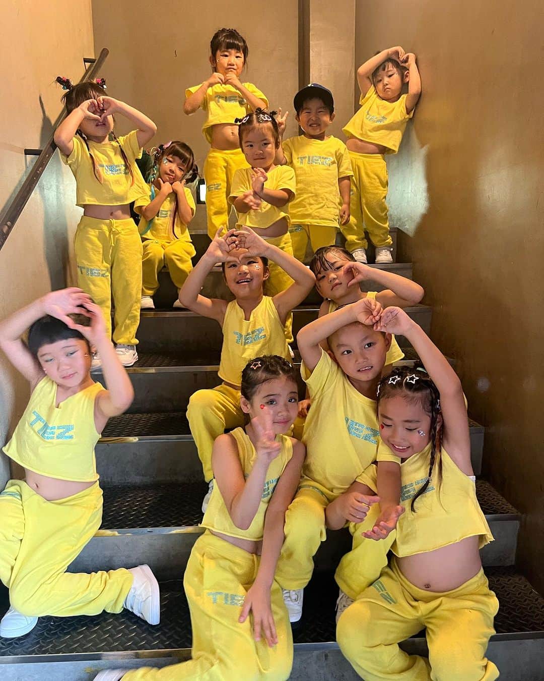 Nazukiさんのインスタグラム写真 - (NazukiInstagram)「🌻thank you🌻  2023.7/26 DOBLUE CROWN @nazuki_juku  原宿校　キッズ Nazlittlekidz 出演しました💛💛  🌻は、みんなからのプレゼント🎁 ありがとう💛💛  3歳から8歳までの子供たちが、 澁谷O-east大きいステージで 踊りました❗️  ２ヶ月のリハーサルで、 右も左もなかなかわらかない、 カウントもなかなかわからない、 子供達が、本番までレッスンでも お家でも頑張って練習してきました🥹  本番は、私が大切にしている ステージの神様がいて、 ちゃんとみんなの事見守っているよ🤩と伝えたら、  ちゃんと立ち位置もついて、 自信に満ち溢れて踊ってました👏  先生は感動だよ🥹🥹🥹  先生との信頼関係がまずは大事で、 厳しいリハーサルにもみんな、 ついて来てくれてほんとありがとう😉🩷  動画　写真 リハーサル模様 @nazuki_juku  ☑️してください💛 みんな可愛すぎて😝  衣装🟡 @tiez_jp   Love 💛my kids🌻  アシスタント Nazuki's crew NBAメンバー @720ishii  ありがと💛😉  #nazuki #dance #dancer #coreography #nazuki塾  #kids #kidsdance #幼児ダンス #子供習い事　#2歳からダンス #2歳から発育ダンス #発育ダンス」8月5日 22時21分 - nazuki_08