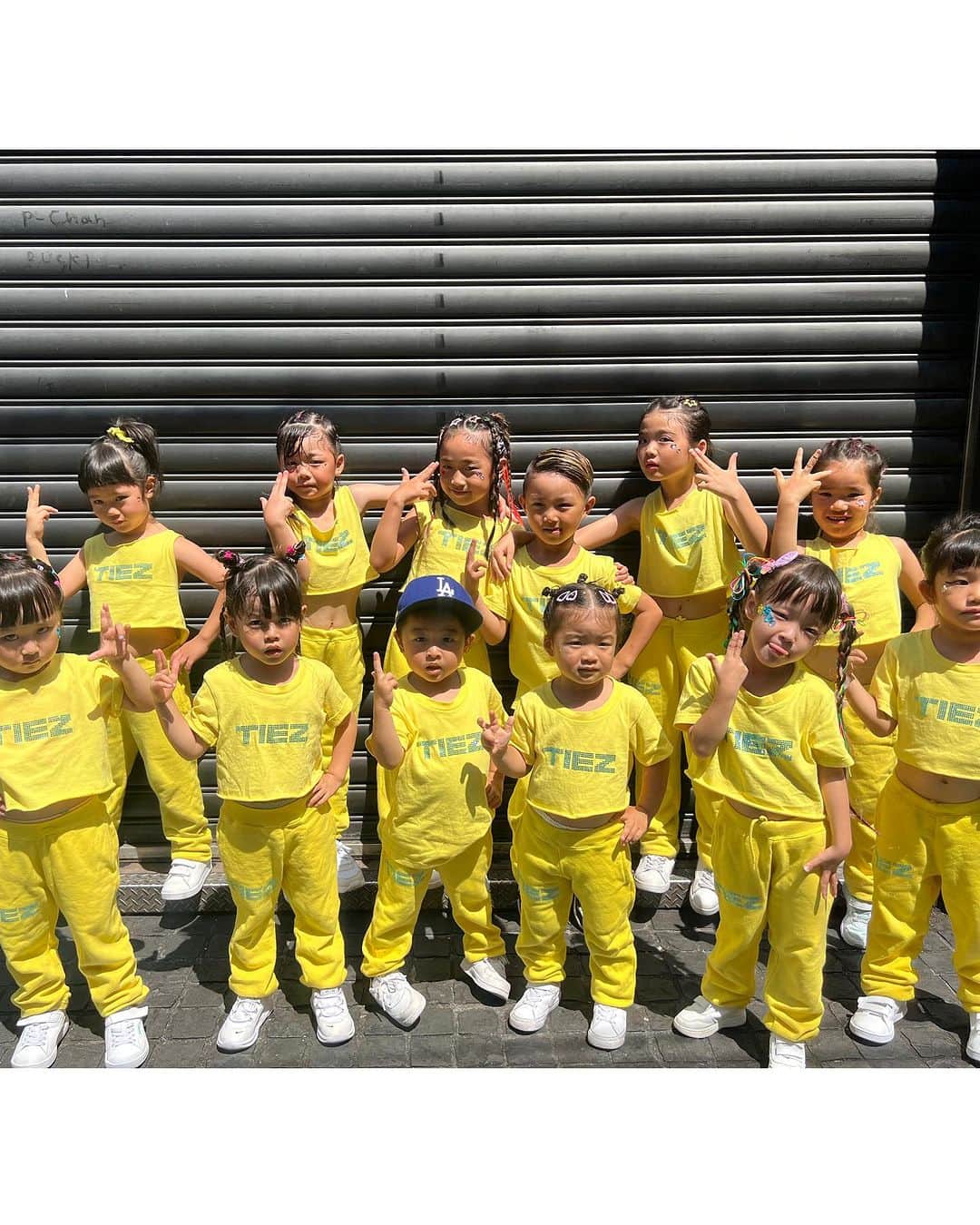 Nazukiさんのインスタグラム写真 - (NazukiInstagram)「🌻thank you🌻  2023.7/26 DOBLUE CROWN @nazuki_juku  原宿校　キッズ Nazlittlekidz 出演しました💛💛  🌻は、みんなからのプレゼント🎁 ありがとう💛💛  3歳から8歳までの子供たちが、 澁谷O-east大きいステージで 踊りました❗️  ２ヶ月のリハーサルで、 右も左もなかなかわらかない、 カウントもなかなかわからない、 子供達が、本番までレッスンでも お家でも頑張って練習してきました🥹  本番は、私が大切にしている ステージの神様がいて、 ちゃんとみんなの事見守っているよ🤩と伝えたら、  ちゃんと立ち位置もついて、 自信に満ち溢れて踊ってました👏  先生は感動だよ🥹🥹🥹  先生との信頼関係がまずは大事で、 厳しいリハーサルにもみんな、 ついて来てくれてほんとありがとう😉🩷  動画　写真 リハーサル模様 @nazuki_juku  ☑️してください💛 みんな可愛すぎて😝  衣装🟡 @tiez_jp   Love 💛my kids🌻  アシスタント Nazuki's crew NBAメンバー @720ishii  ありがと💛😉  #nazuki #dance #dancer #coreography #nazuki塾  #kids #kidsdance #幼児ダンス #子供習い事　#2歳からダンス #2歳から発育ダンス #発育ダンス」8月5日 22時21分 - nazuki_08
