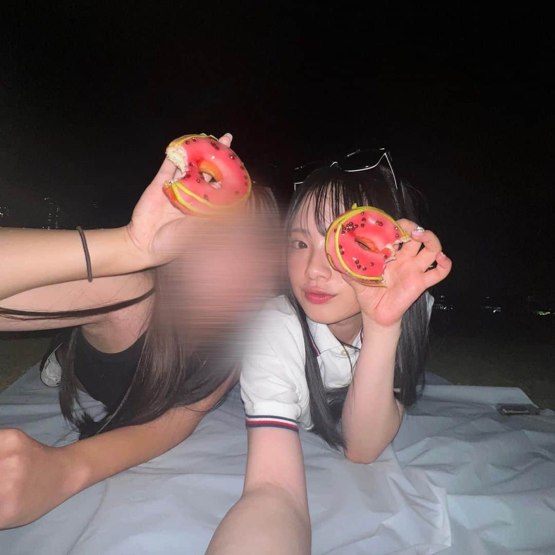 ひまひまチャンネルさんのインスタグラム写真 - (ひまひまチャンネルInstagram)「💽💽💽  友達と💞 このスイカのドーナツめちゃめちゃ可愛いよね！🥹🌟  ほんとに友達が可愛すぎてモザイク消したい！！笑   #ひまひまチャンネル  #ひまひま #友達」8月5日 22時31分 - himahima_channel