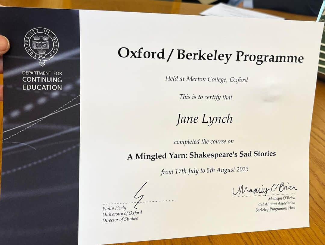 ジェーン・リンチのインスタグラム：「I’ve been a scholar. For the last three weeks. At @oxford.university @mertonoxford. Here’s the proof. The next photo is of @holytrinitychurchstratford where Shakespeare is buried. It’s in #stratforduponavon where he was born, lived and died.」