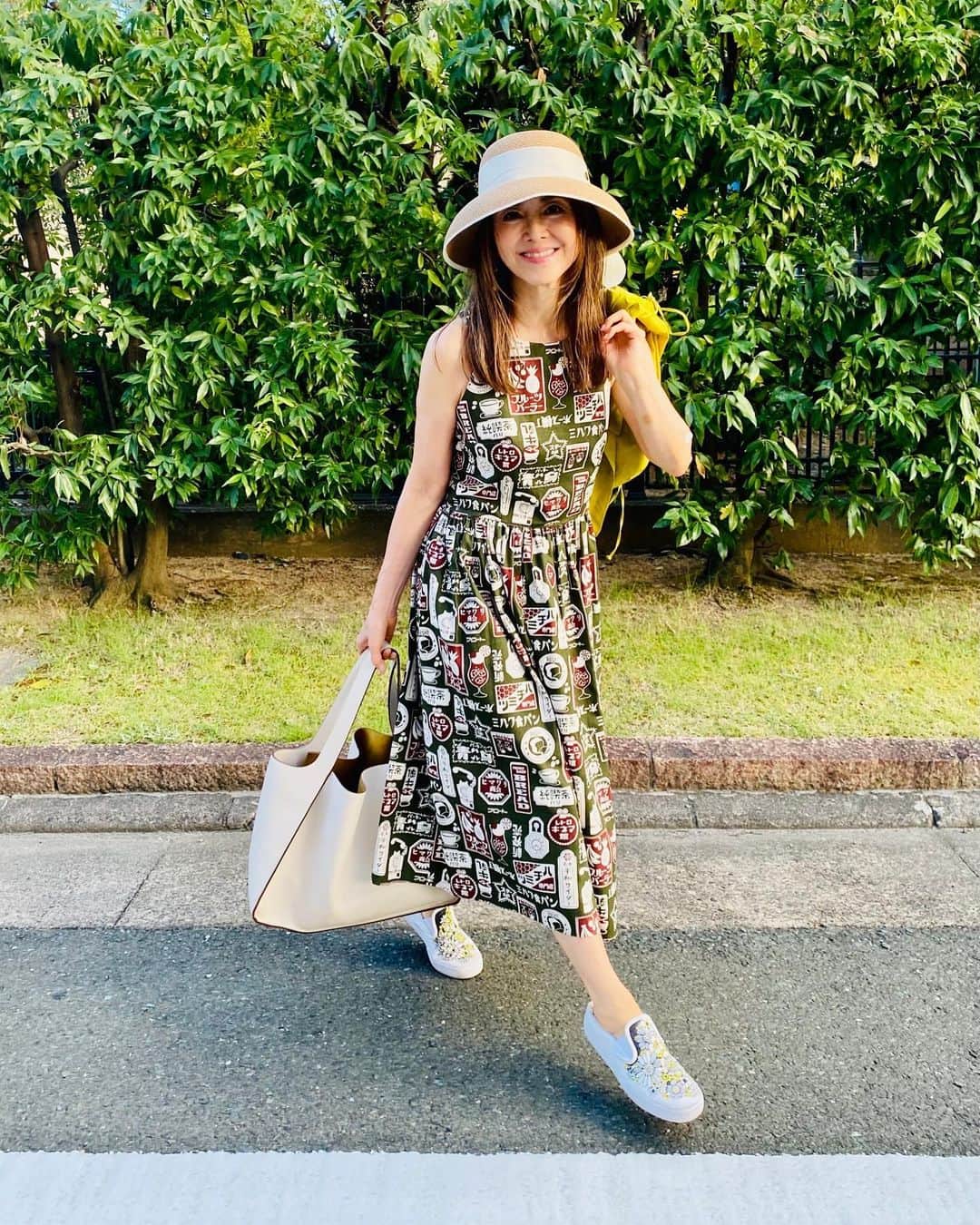 熊谷真実さんのインスタグラム写真 - (熊谷真実Instagram)「ワンピースの柄みてー。 可愛いよ。  #熊谷真実 #夏のお出かけ #嬉しいな #楽しいな」8月5日 22時31分 - mami_kumagai310