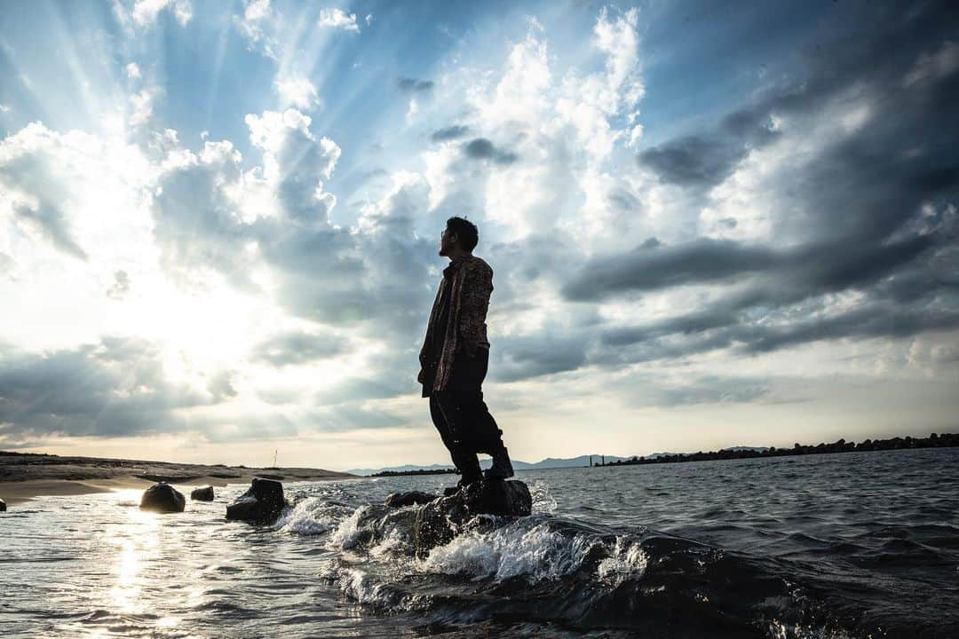 井田幸昌のインスタグラム：「At the Sea of Japan in my hometown. I wanted to go back to the sea, so I dived in with my clothes on.Haha.  故郷の海にて緒方さんと。 なんか久々に飛び込みたくなって服着たまま衝動的にダイブしてもーた。笑  Thank you @ogata_photo   Amazing.」