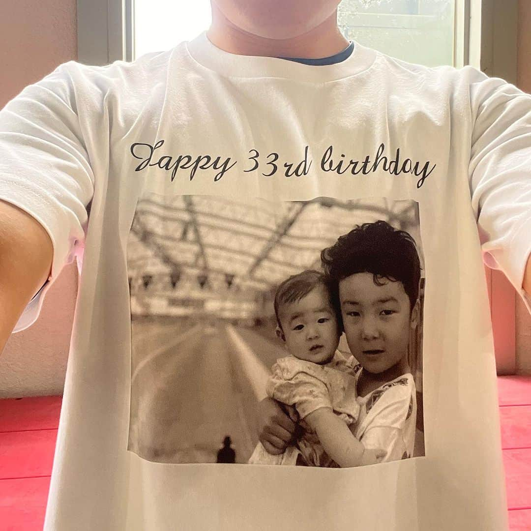 堀畑裕也さんのインスタグラム写真 - (堀畑裕也Instagram)「今日の練習前に生徒たちから誕生日プレゼントをもらいました✨  昨年はなぜか大学4年生のIMチームのメンバー全員でインカレ前に撮った写真がプリントされていたTシャツで今年は息子と娘のプリントTシャツでした😊  だけど生徒たちもみんな息子や娘みたいなもんなのでどうせなら部員全員の集合写真だったらよかったな😜  本当に素直な子たちばかりなので毎日生徒たちがモチベーションを与えてくれます💪  生徒達との写真を載せたいけど教員という立場でSNSの規制が厳しいので載せられませんが毎日生徒達は笑顔で可愛げのある子達ばかりです✨  損得勘定なしにいつまでも純粋に水泳を好きでありたいし、そんなチーム、選手を育てていきたいと思います✨  #誕生日プレゼント #33歳 #いつもありがとう #最高の子ども達 #いつまでも純粋な気持ち #プリント写真は #KJ #sea #息子は仙台で初野球観戦」8月5日 22時25分 - yuyahorihata